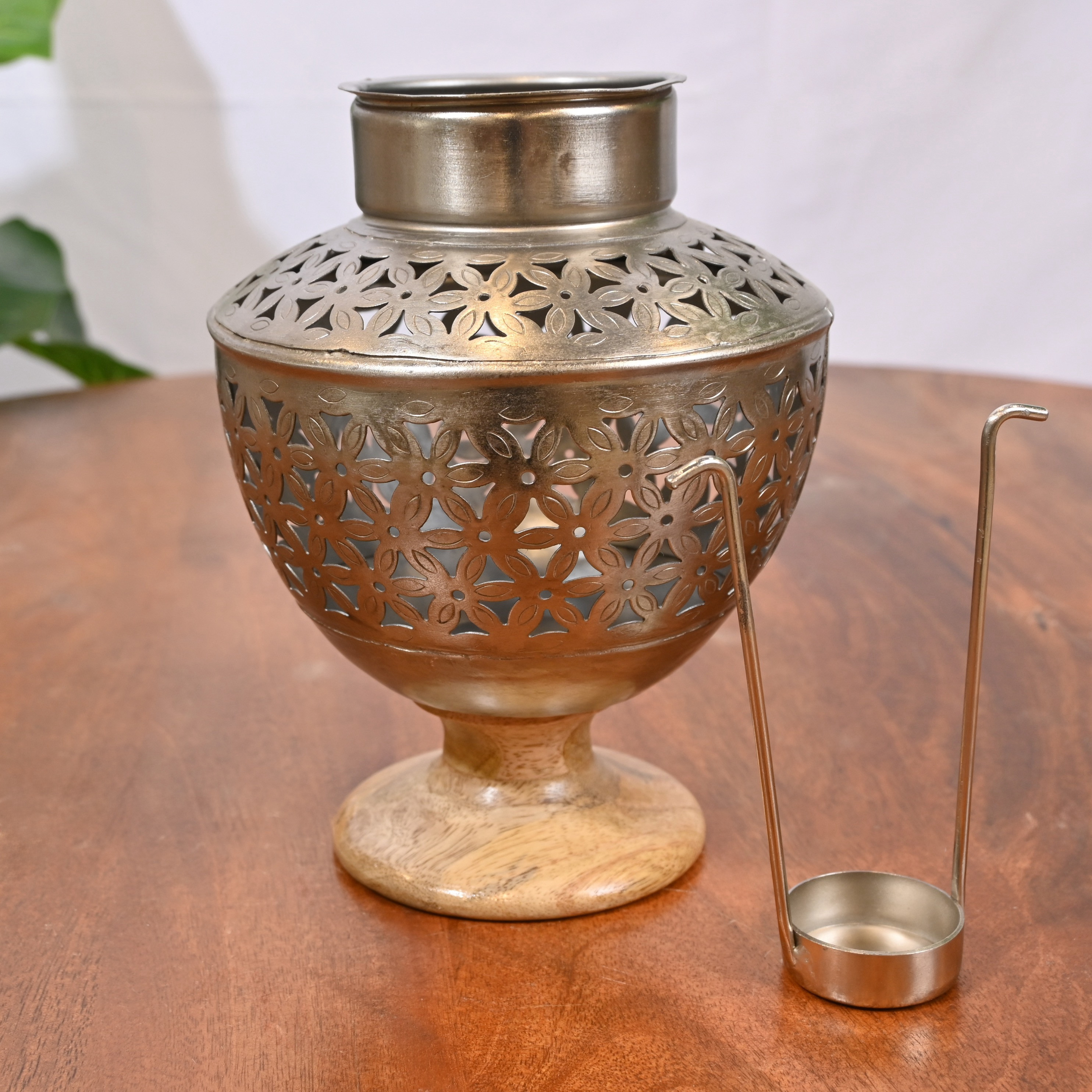 حامل شموع بتصاميم مفرغة وقاعدة خشب من لايف ستايل - 21 سم-household-decor-candleholdersandlanterns-image-2