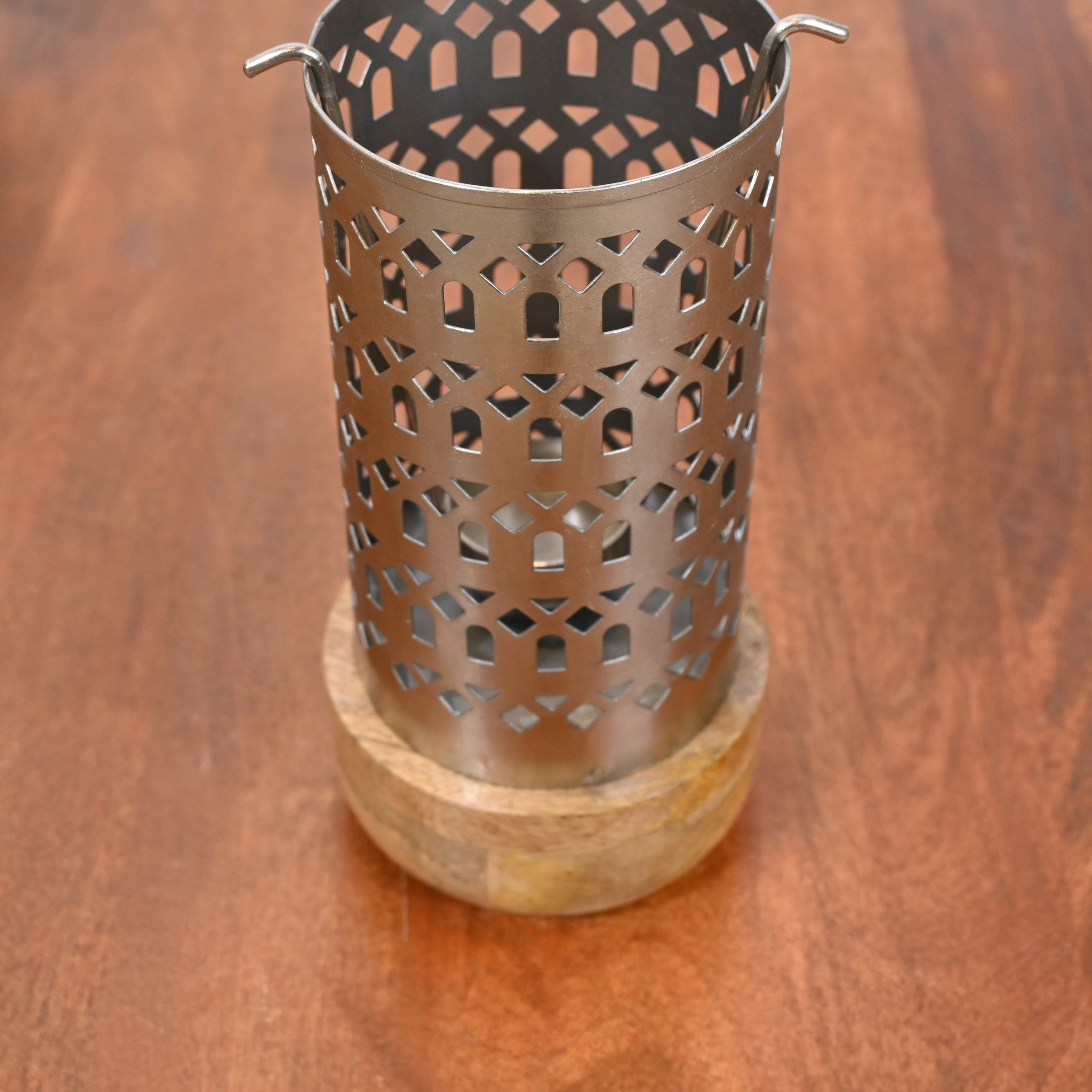 حامل شموع معدن بتصاميم مفرغة مع قاعدة خشب من لايف ستايل - 22 سم-household-decor-candleholdersandlanterns-image-6