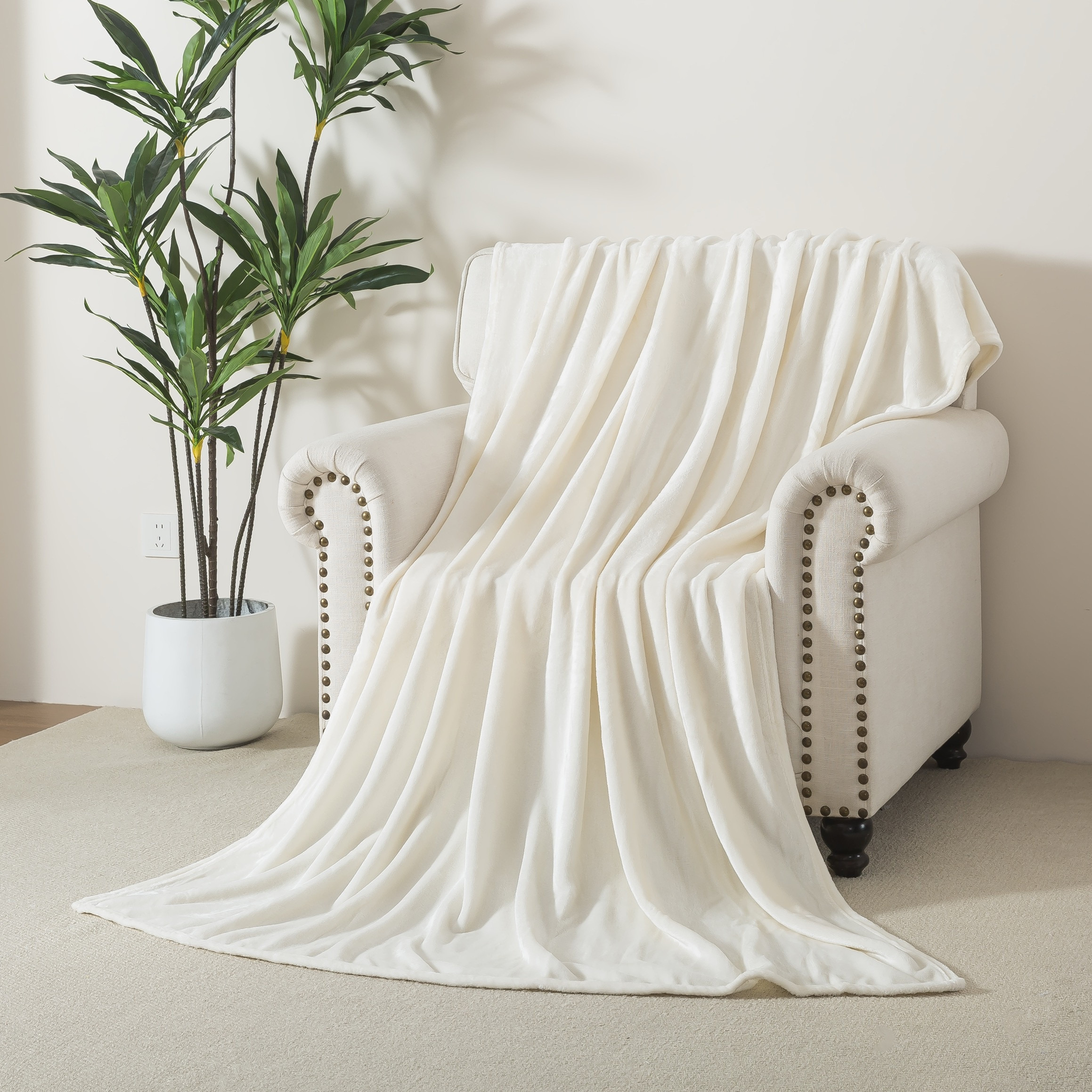 Luxury Plush Flannel Blanket - 150x200 cm-household-bedding-blankets-image-1