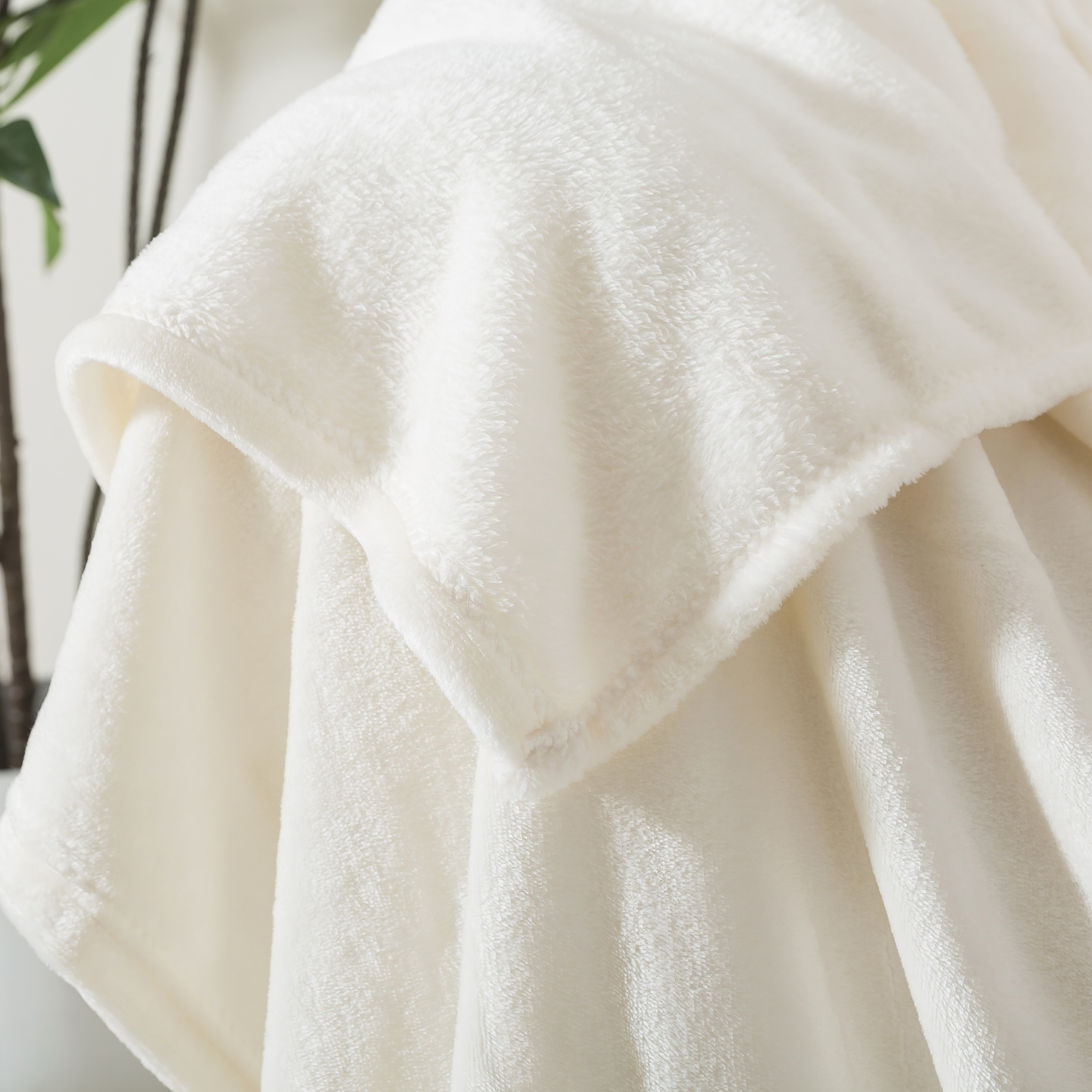 Luxury Plush Flannel Blanket - 150x200 cm-household-bedding-blankets-image-4