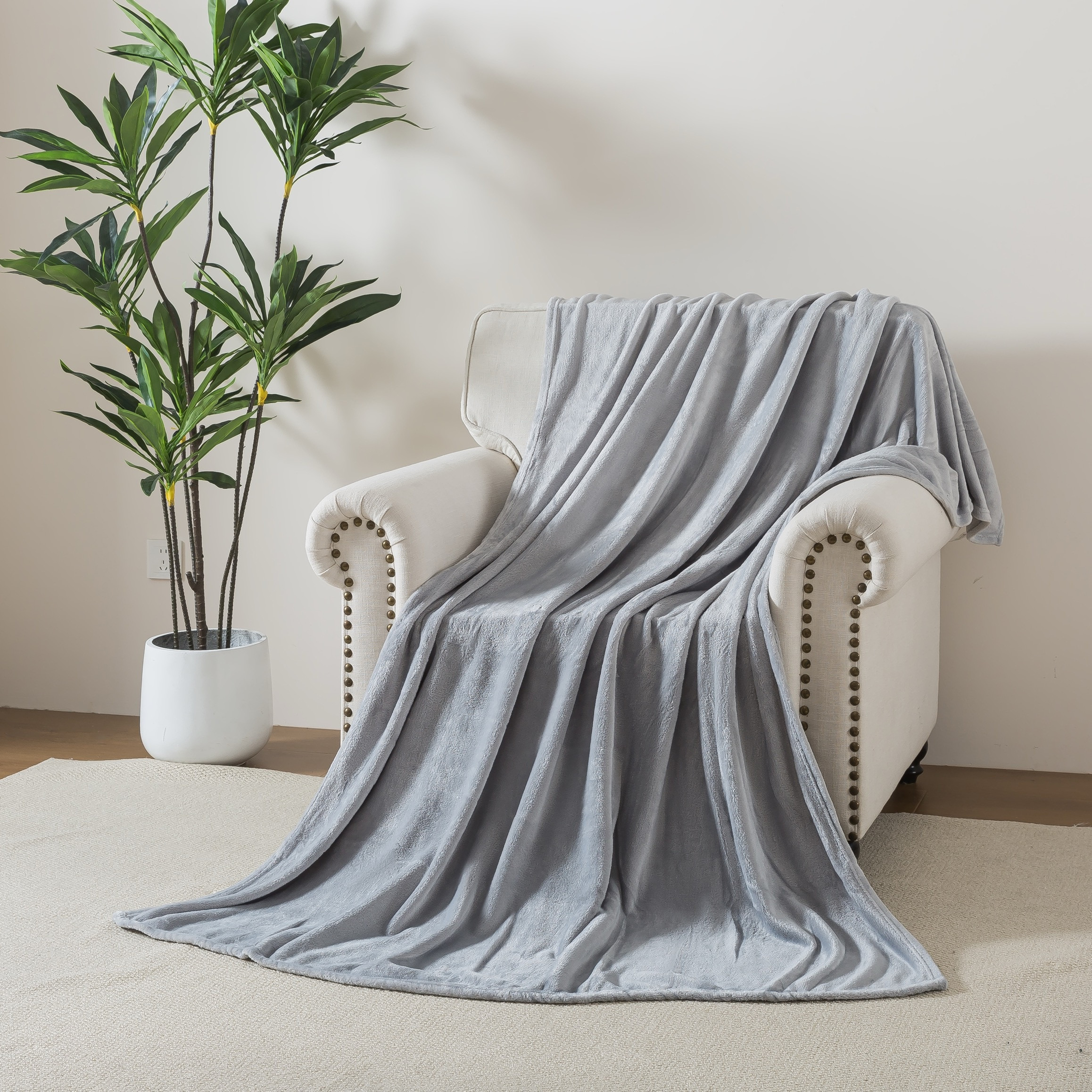 Luxury Plush Flannel Blanket - 150x200 cm-household-bedding-blankets-image-2
