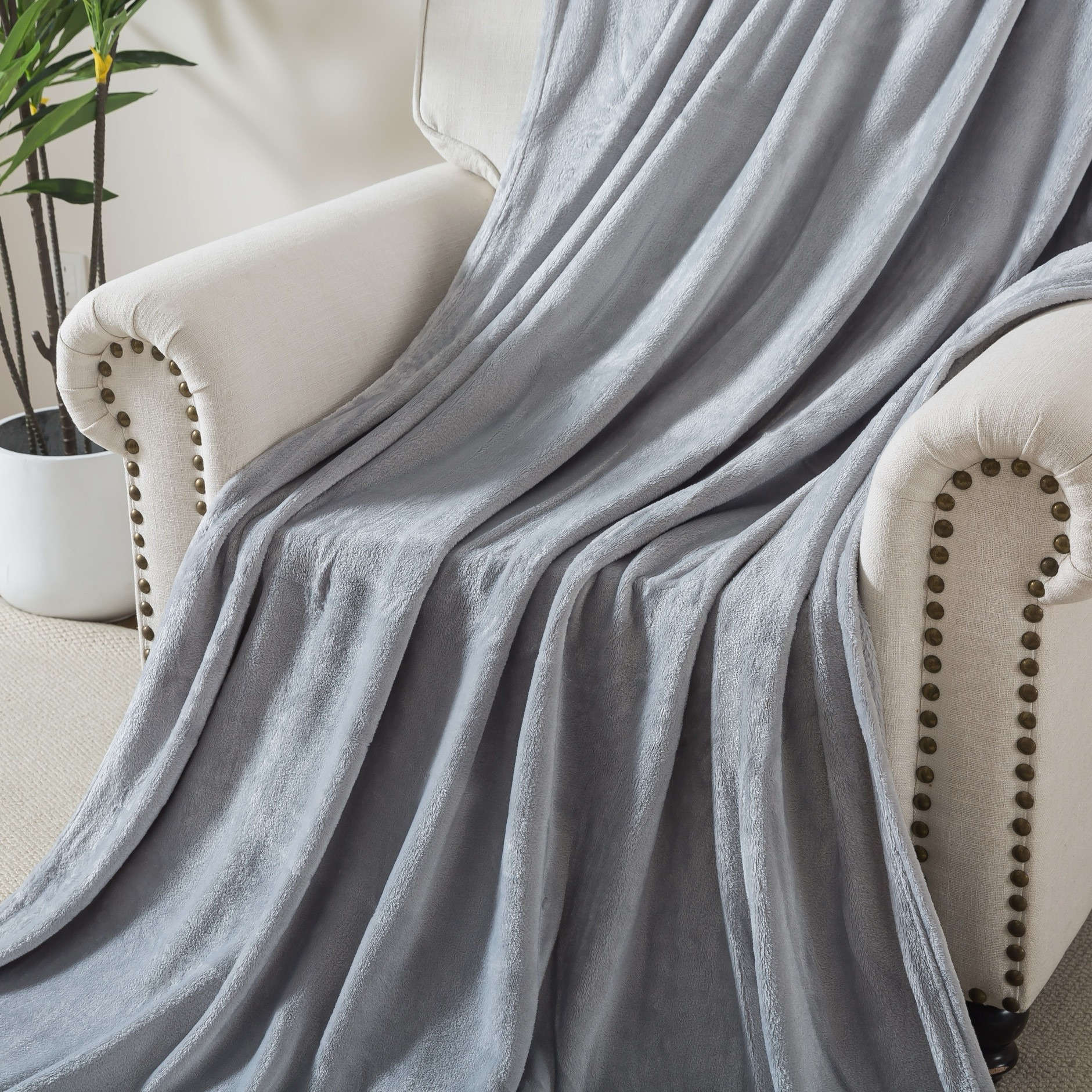 Luxury Plush Flannel Blanket - 150x200 cm-household-bedding-blankets-image-4