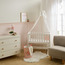 مهد رضّع خشبي بآلية تأرجح متوازية من جيجلز-baby-nursery-furniture-cribsandbeds-bassinets-image-1