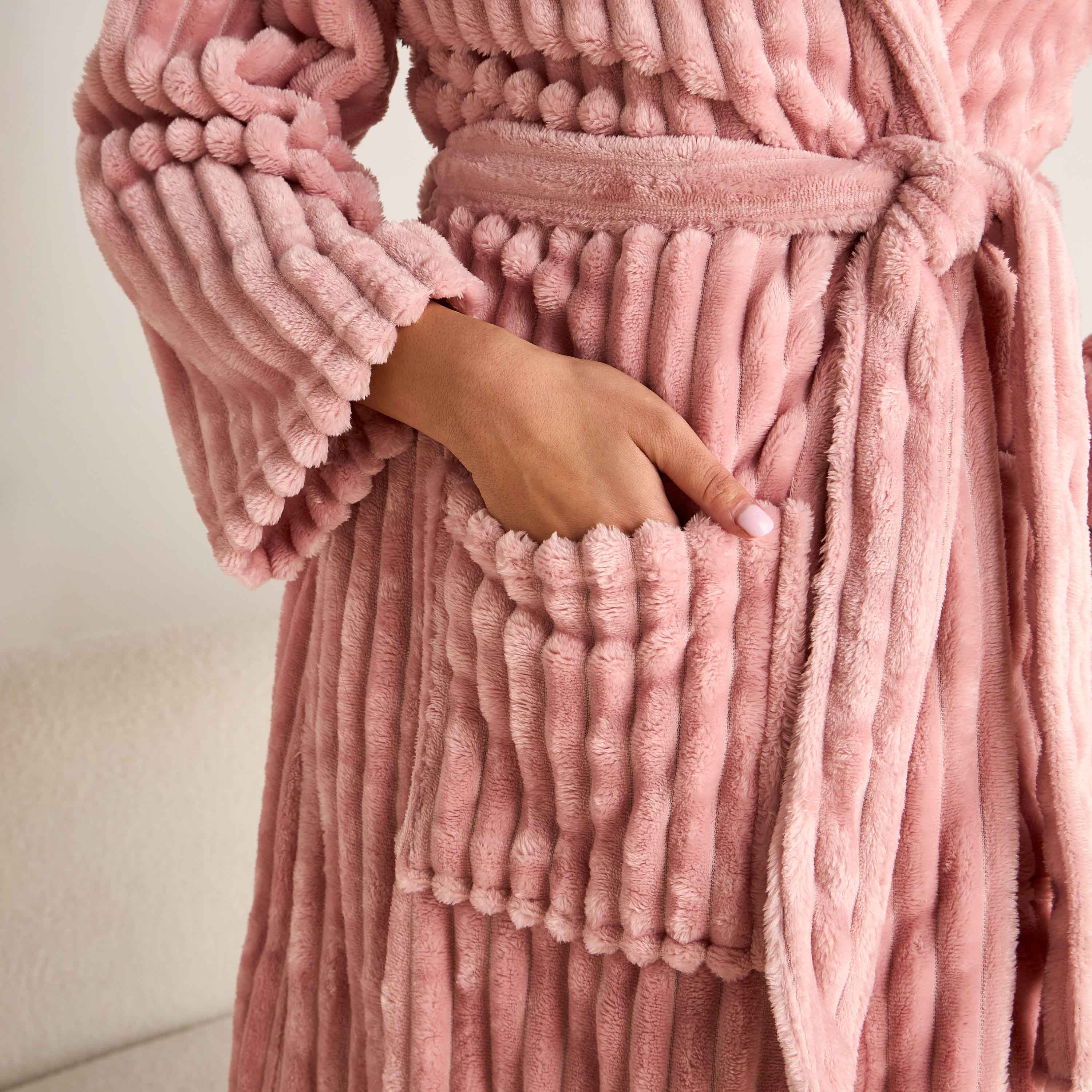 روب حمّام فلانيل مضلّع بارز الملمس مع جيوب-household-bathandlaundry-bathlinen-bathrobesandslippers-bathrobes-image-4
