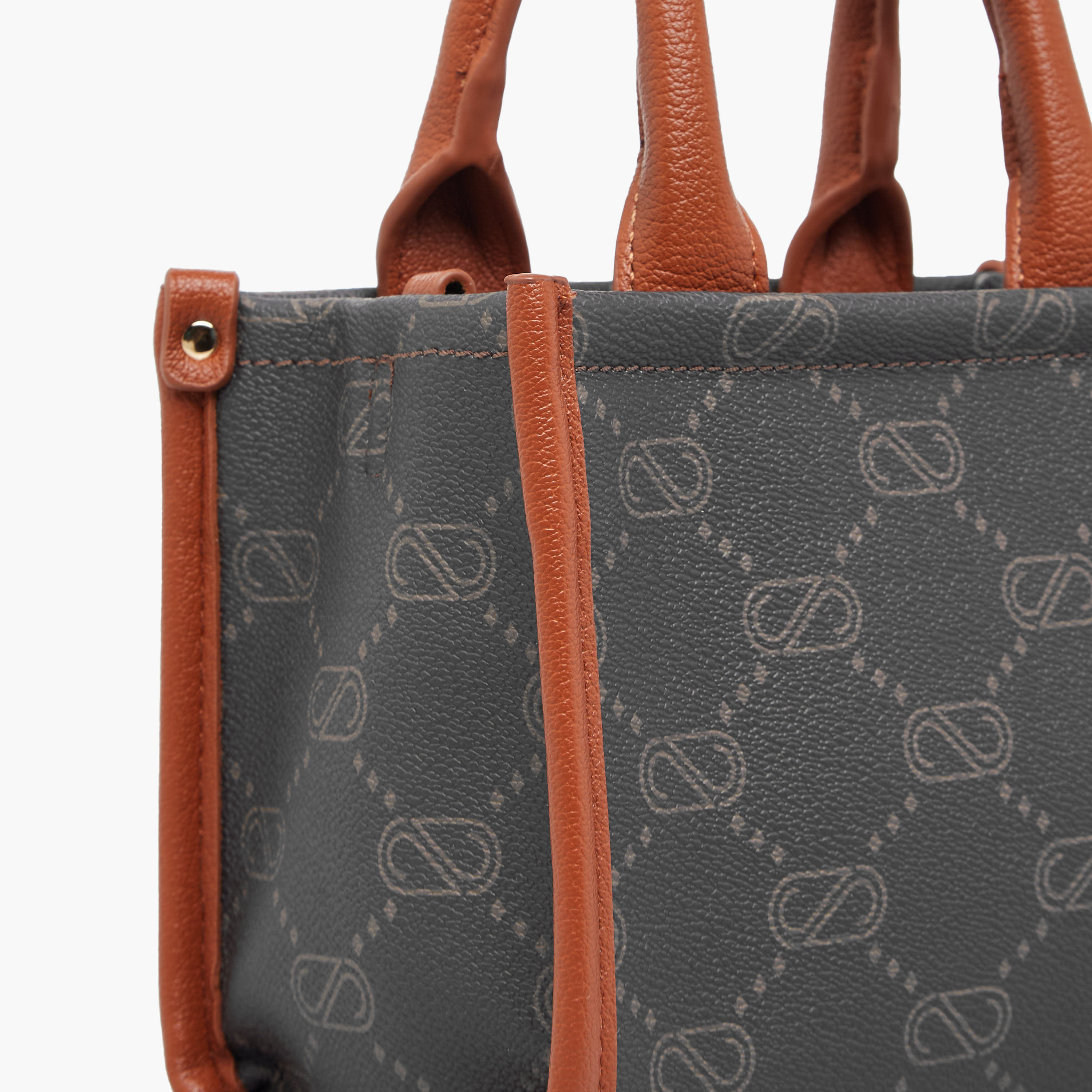 شنطة كروس بودي بحزام قابل للتعديل وطبعات مونوجرام من ساشا-women-bagsandwallets-handbags-image-6