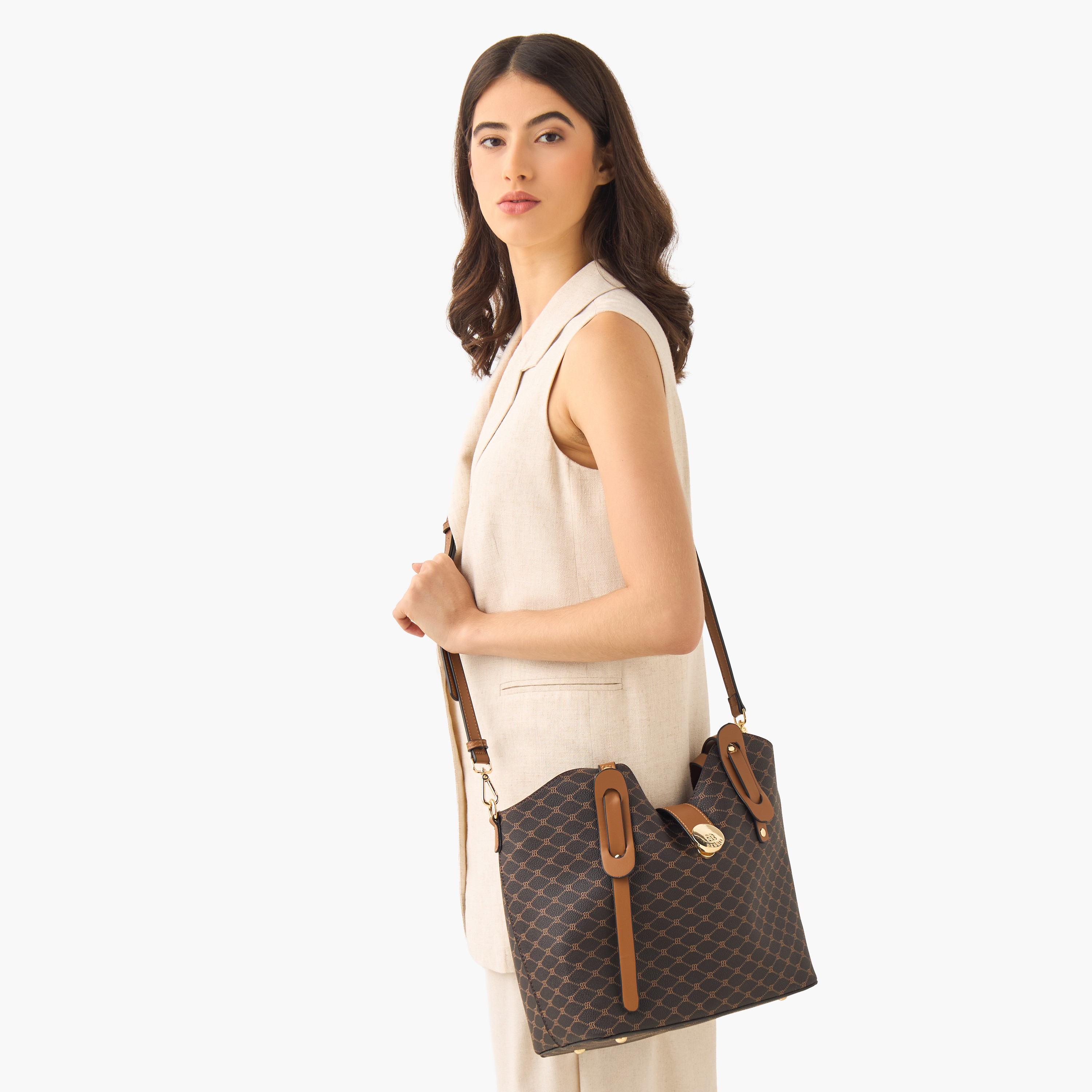 شنطة تسوق بحزام قابل للفصل وطبعات مونوجرام من بيسي لندن-women-bagsandwallets-handbags-image-9