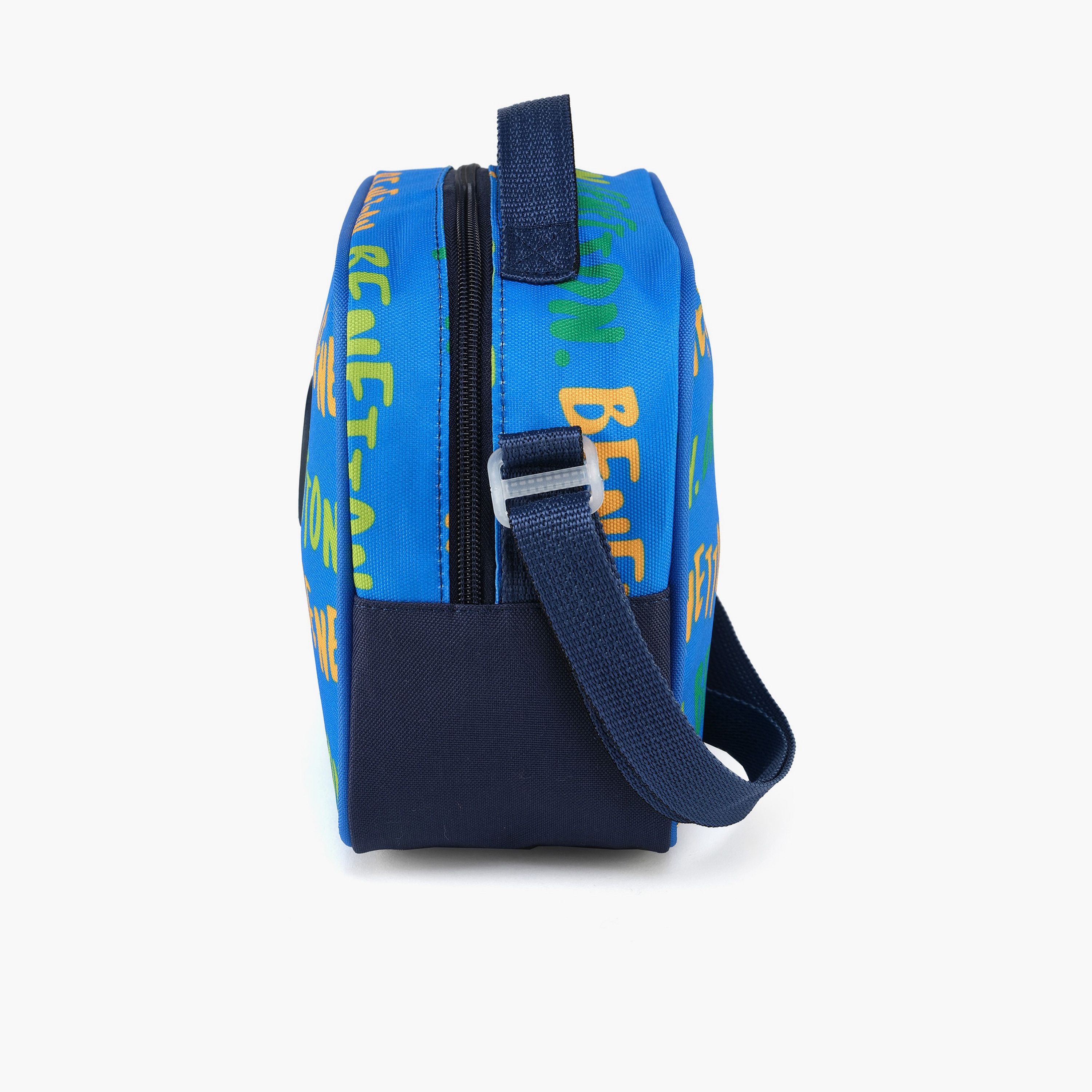 يونايتد كولورز اوف بيناتون- شنطة غداء مطبوعة بسحاب وحزام قابل للتعديل-school-lunchessentials-lunchbags-image-4