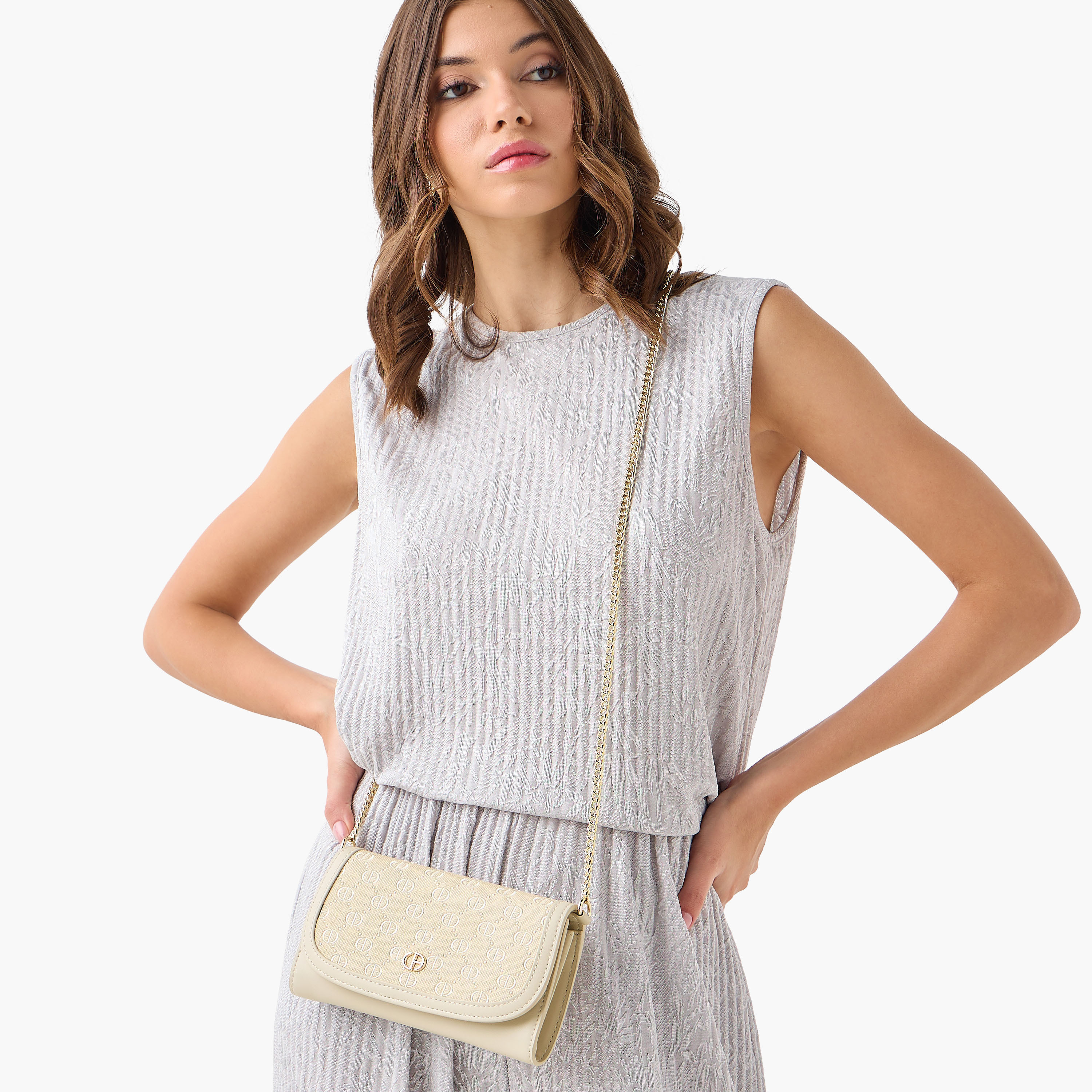 شنطة كروس بودي بارزة الملمس بنقوش مونوجرام بحزام سلسلة وطيّة إغلاق من كريسبيلا-women-bagsandwallets-handbags-image-8