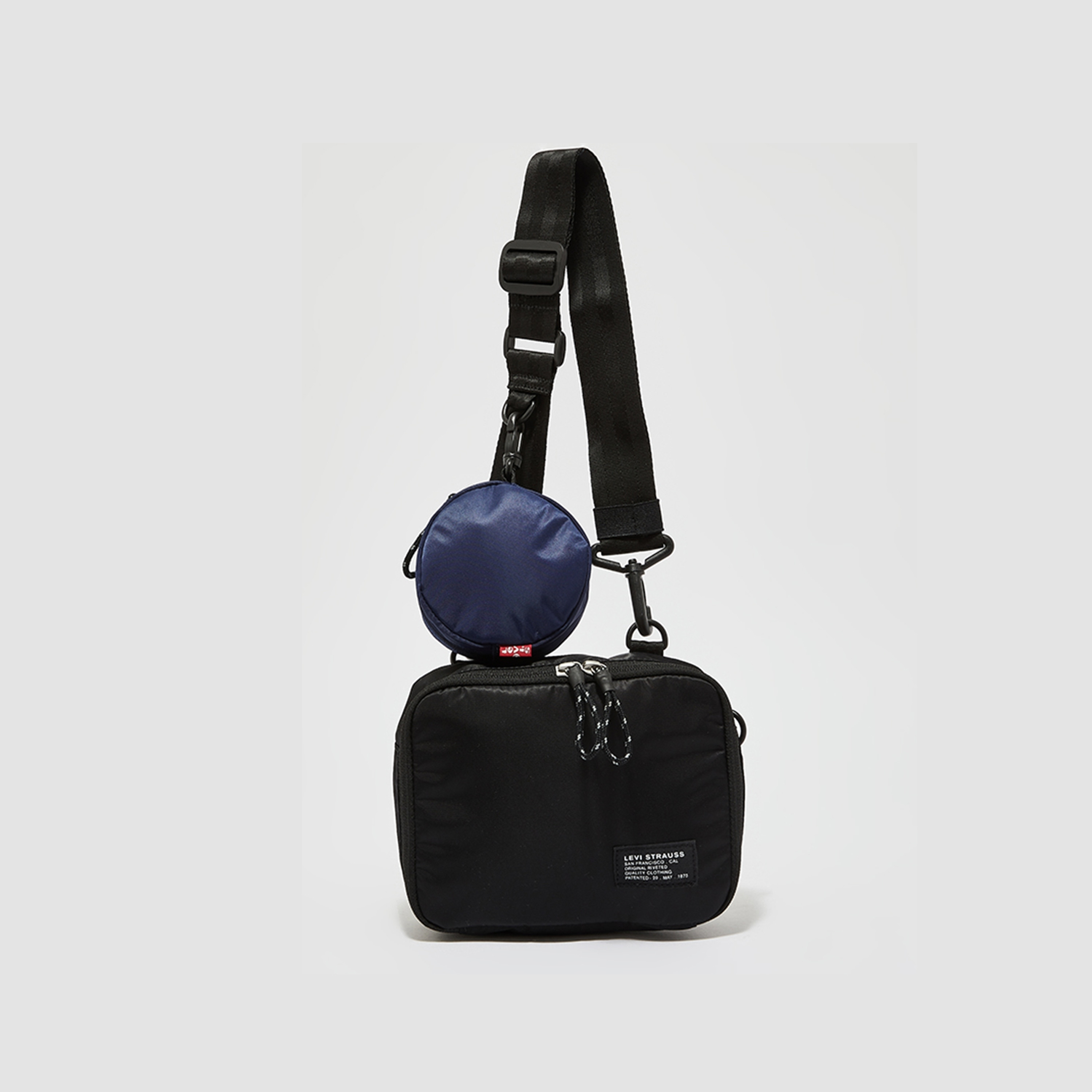 حقيبة كروسبودي عادية مع جيب صغير، بسحاب للإغلاق وحزام قابل للفصل من ليفايس-men-bags-image-1
