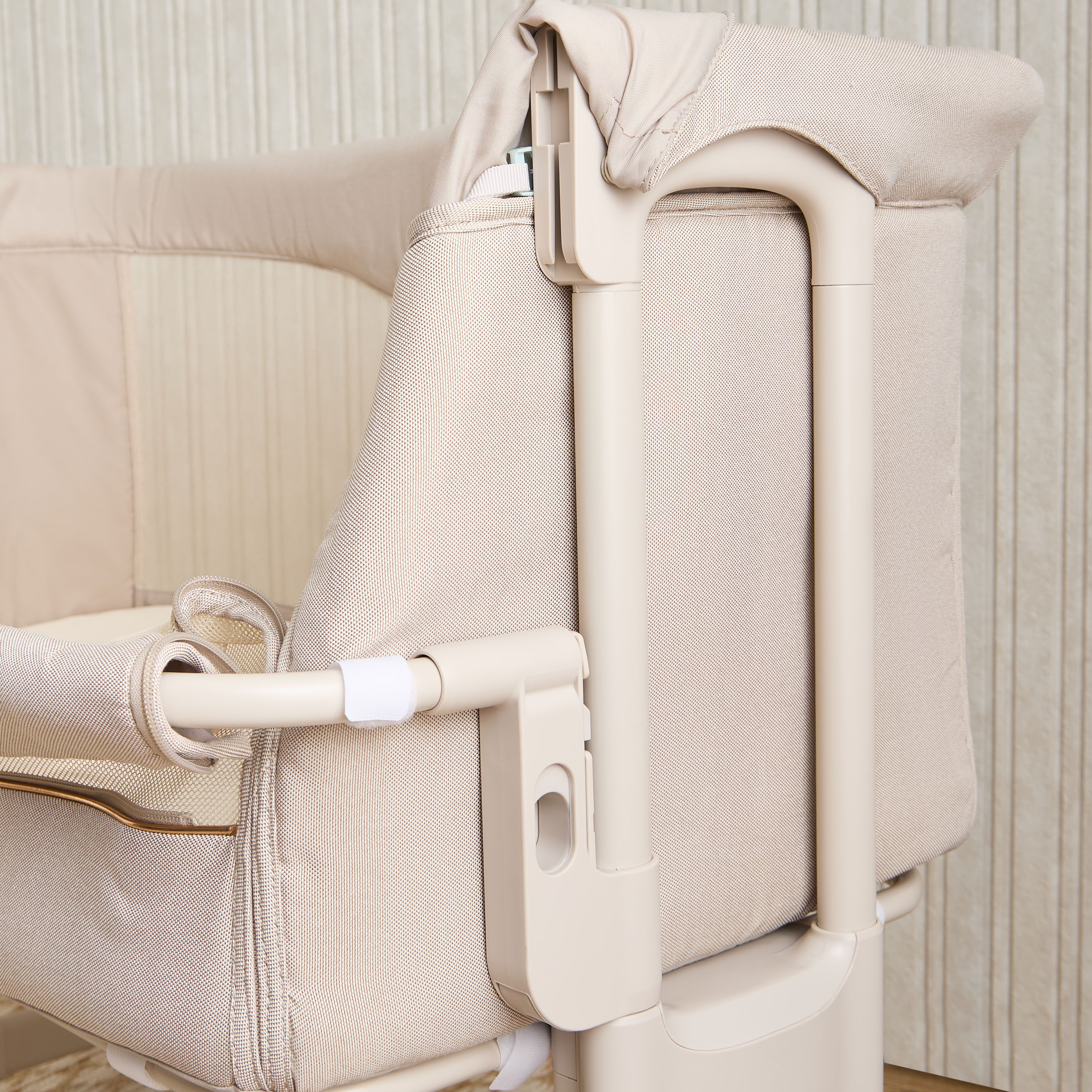 Giggles Abby Baby Bassinet with Bedside Sleeper, 63x20x66 cm-baby-nursery-furniture-cribsandbeds-bassinets-image-8