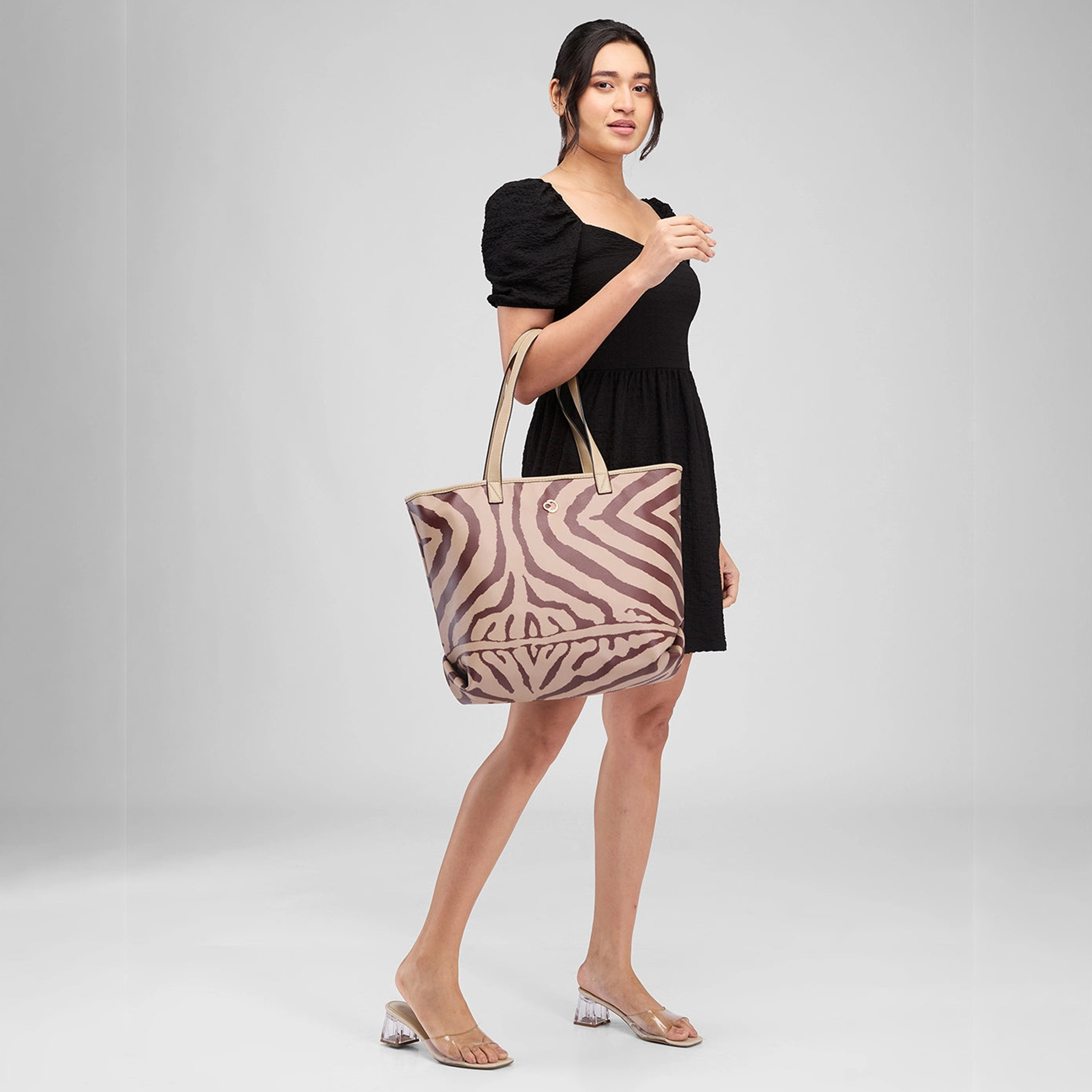 حقيبة كتف بمقبض مزدوج بطبعة من Caprese مع إغلاق بسحاب | 47 × 29 × 13 سم-women-bagsandwallets-handbags-image-2
