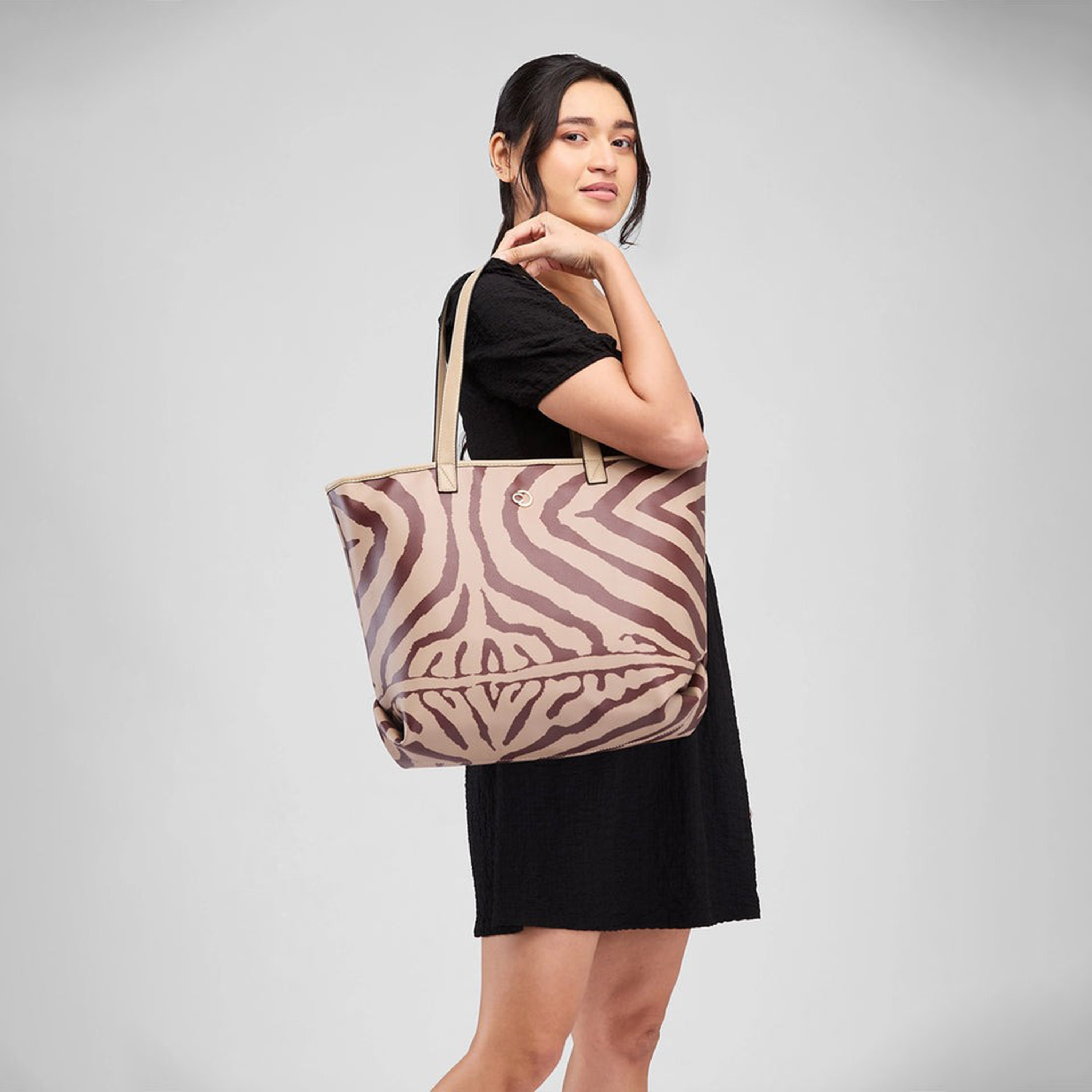 حقيبة كتف بمقبض مزدوج بطبعة من Caprese مع إغلاق بسحاب | 47 × 29 × 13 سم-women-bagsandwallets-handbags-image-3