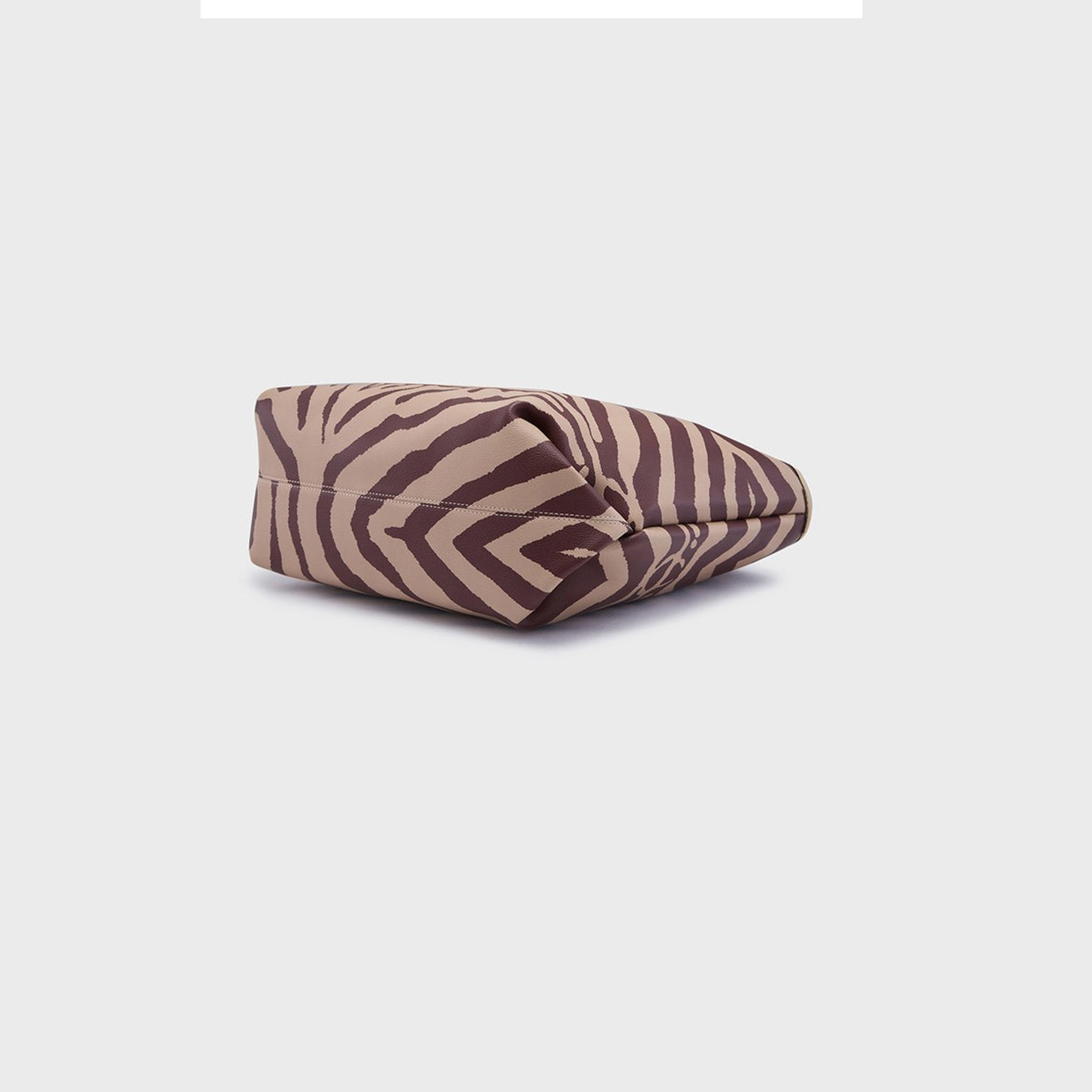 حقيبة كتف بمقبض مزدوج بطبعة من Caprese مع إغلاق بسحاب | 47 × 29 × 13 سم-women-bagsandwallets-handbags-image-5