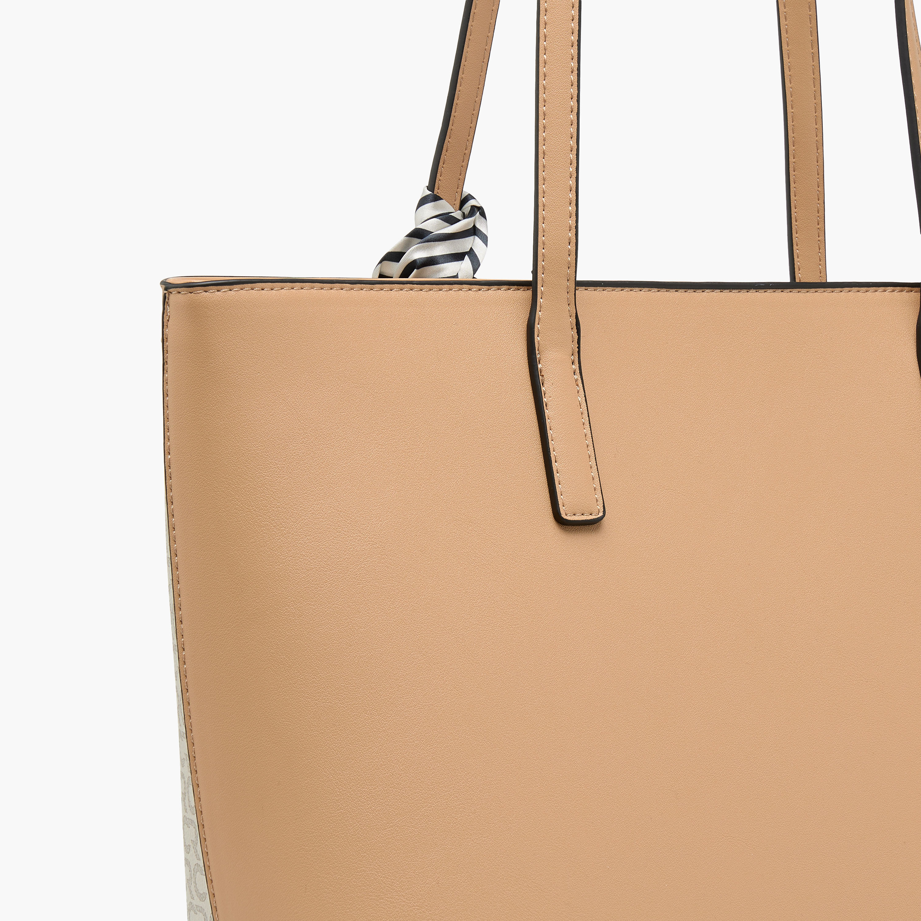 شنطة توتي بطبعات مونوجرام مع تفاصيل وشاح من شارلوت ريد-women-bagsandwallets-handbags-image-5