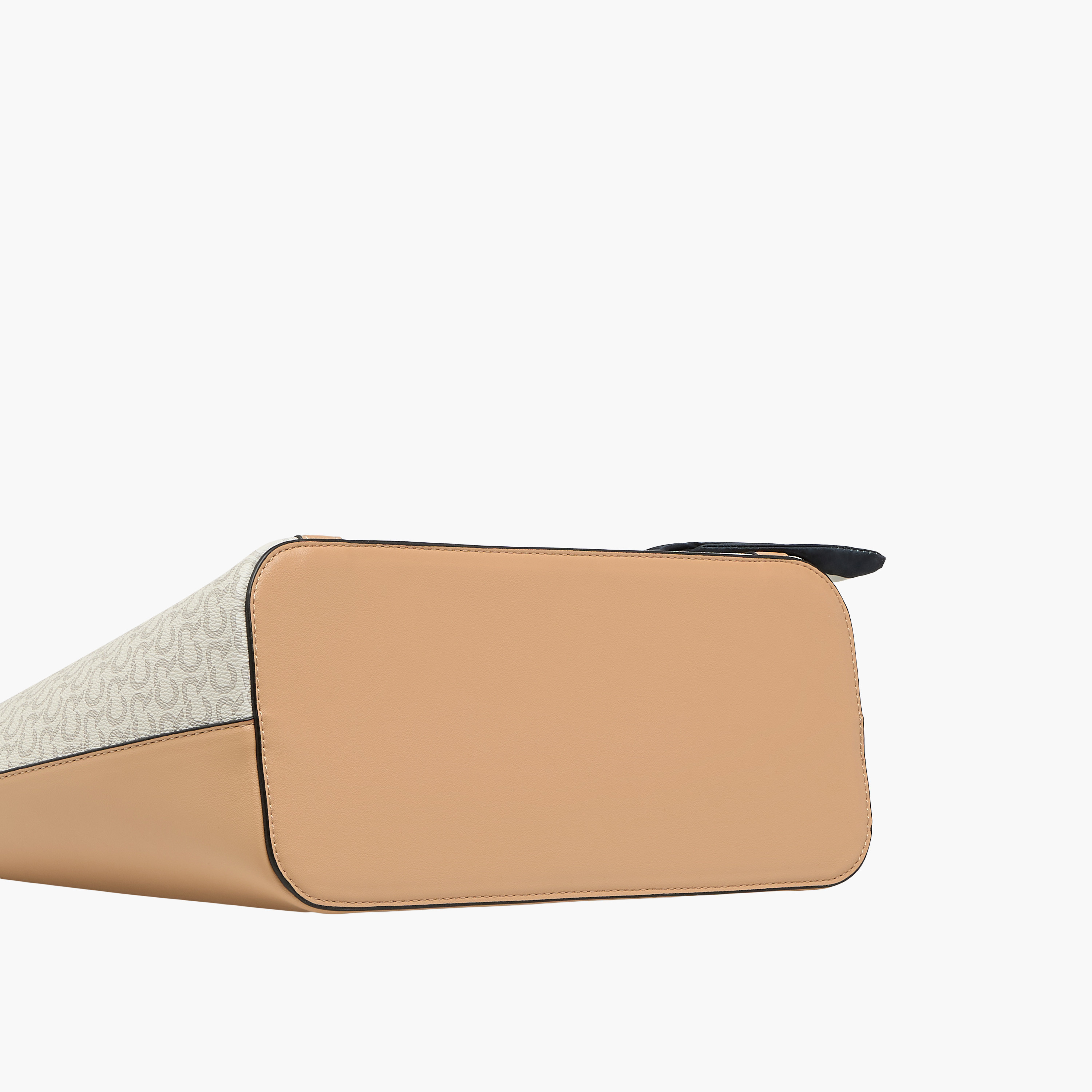 شنطة توتي بطبعات مونوجرام مع تفاصيل وشاح من شارلوت ريد-women-bagsandwallets-handbags-image-7