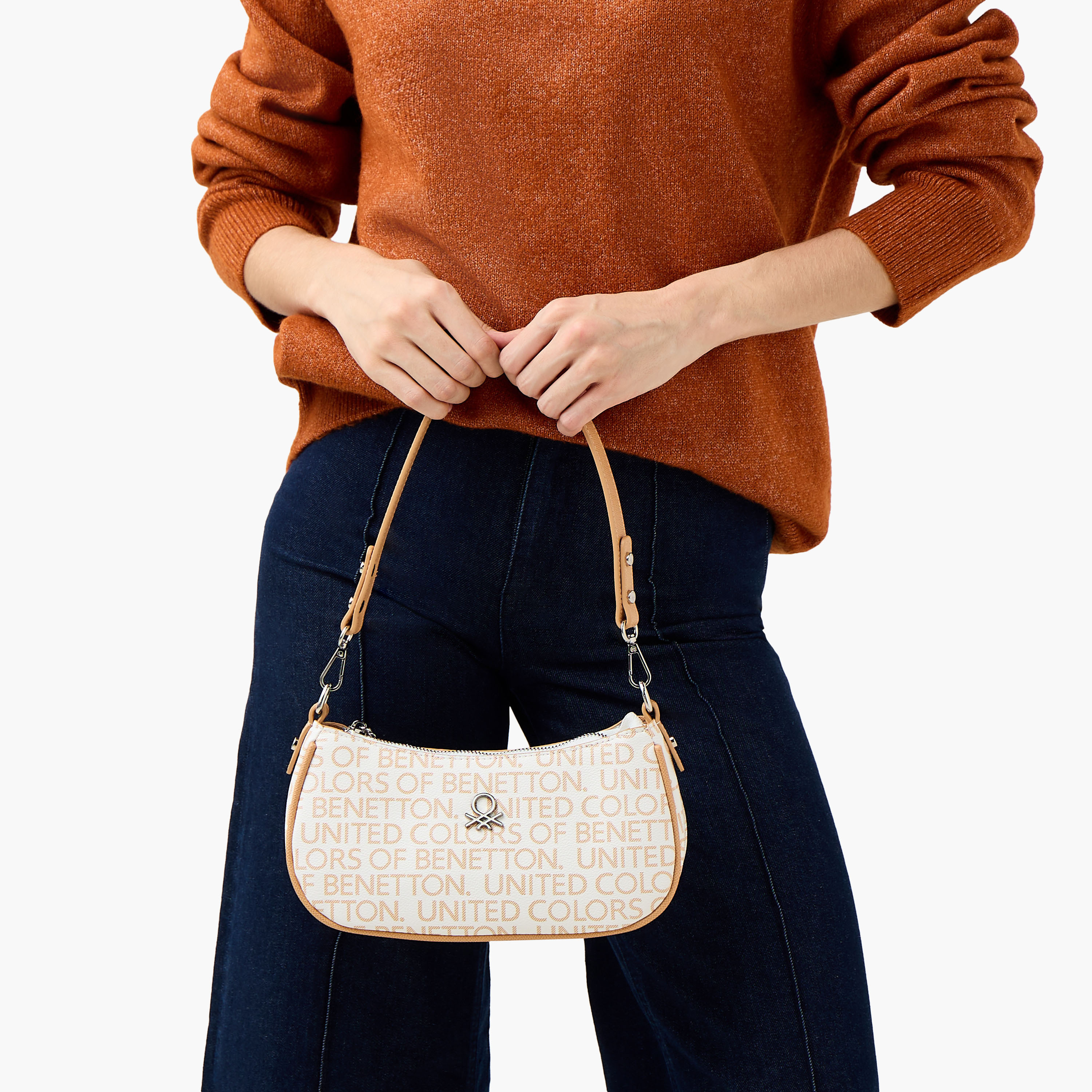 شنطة كروس بطبعات شعار مع حزام قابل للتعديل من يو سي بي-women-bagsandwallets-handbags-image-2