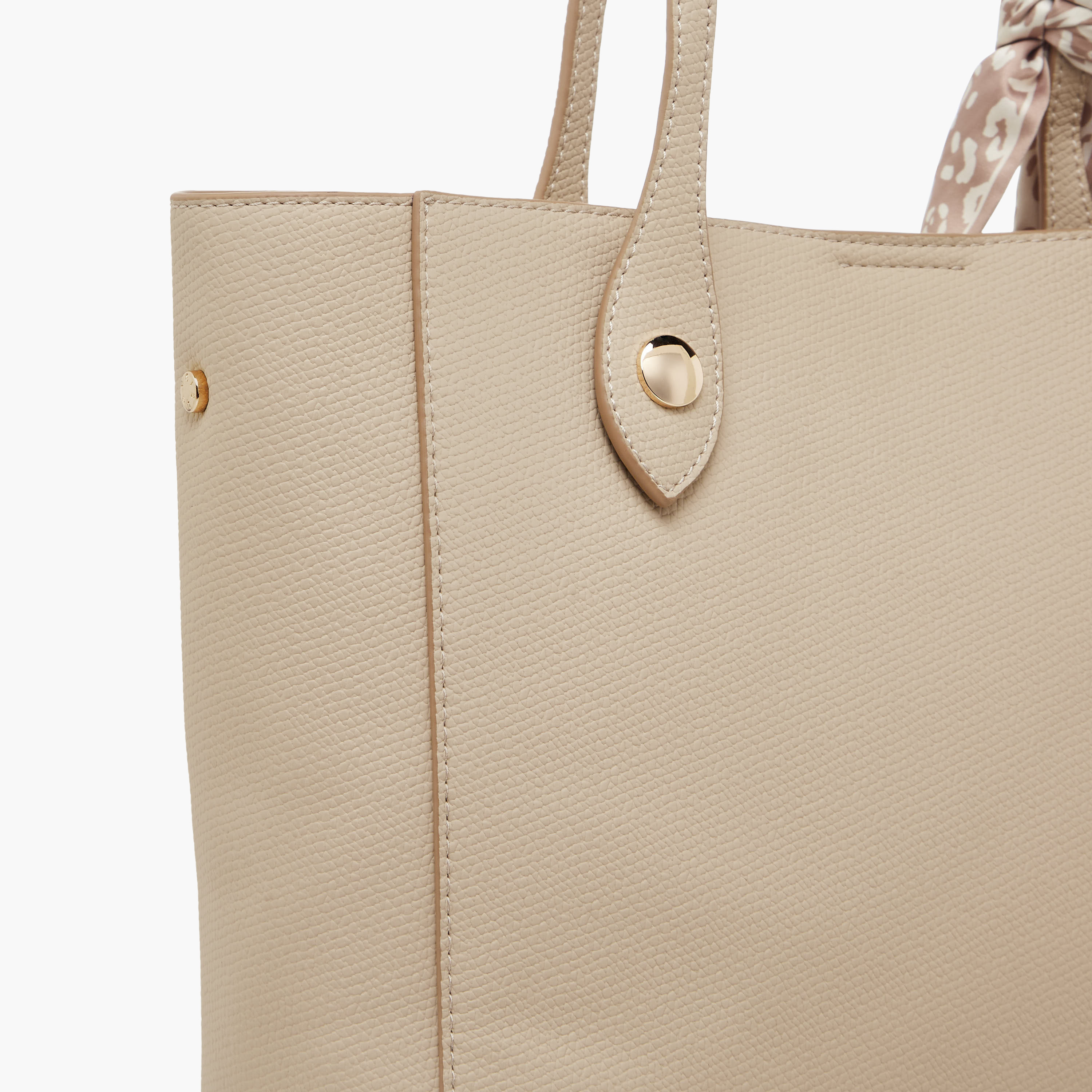 شنطة توت بارزة الملمس بتفاصيل وشاح من سيسلي-women-bagsandwallets-handbags-image-6