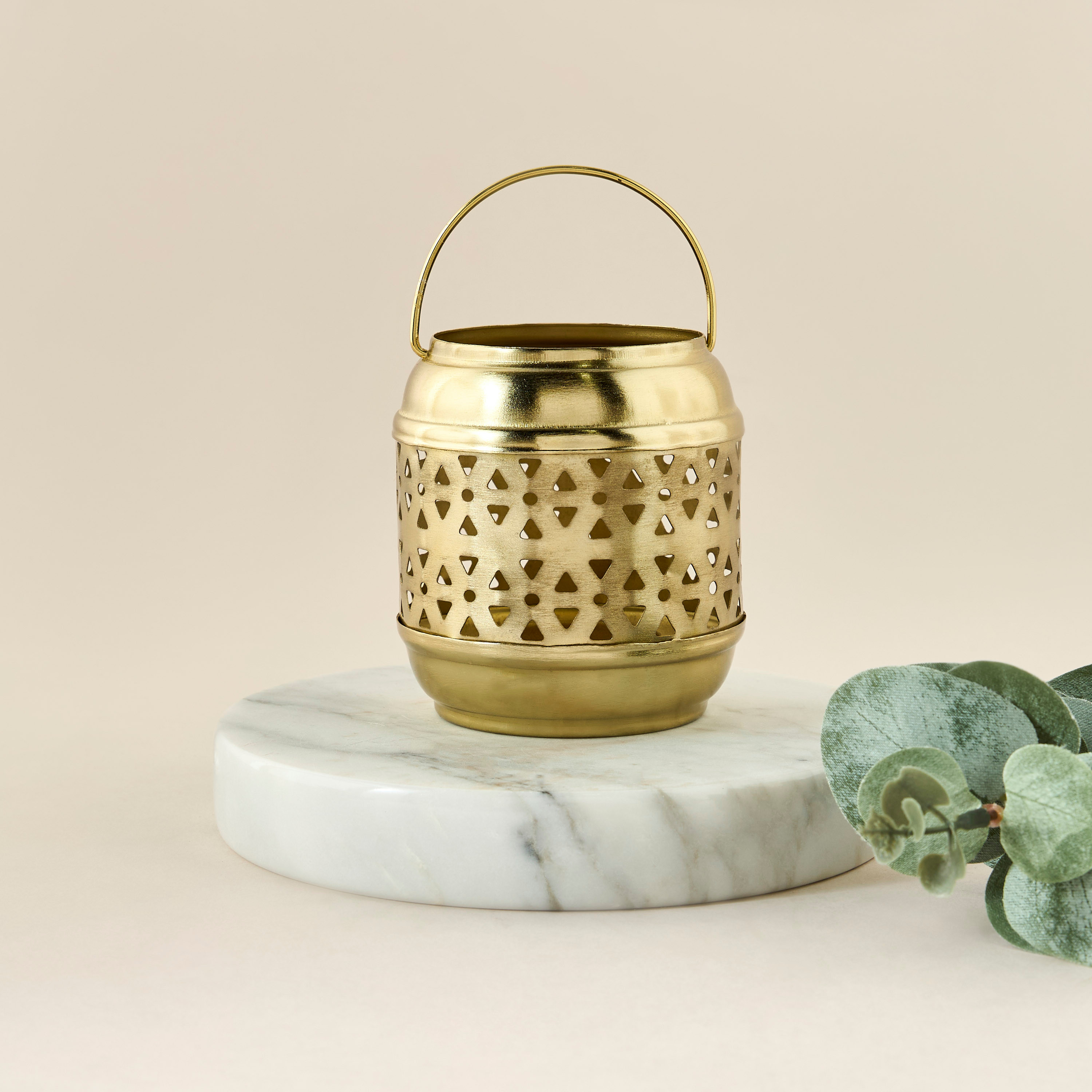 فانوس معدني بمقبض وتفاصيل مفرغة-household-decor-candleholdersandlanterns-image-1