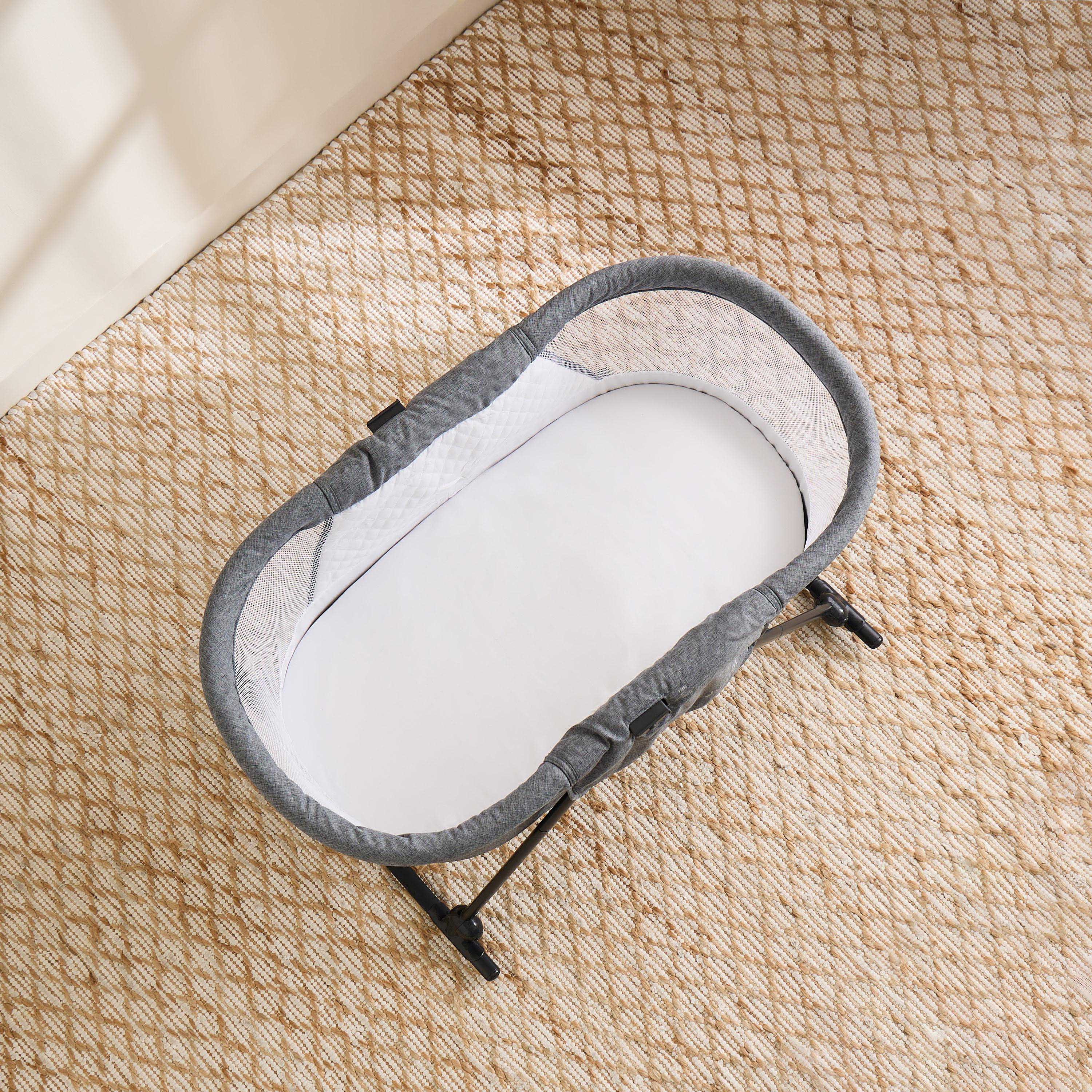 سرير متنقل بمظلة دافوديل من جونيورز-baby-nursery-furniture-cribsandbeds-bassinets-image-7