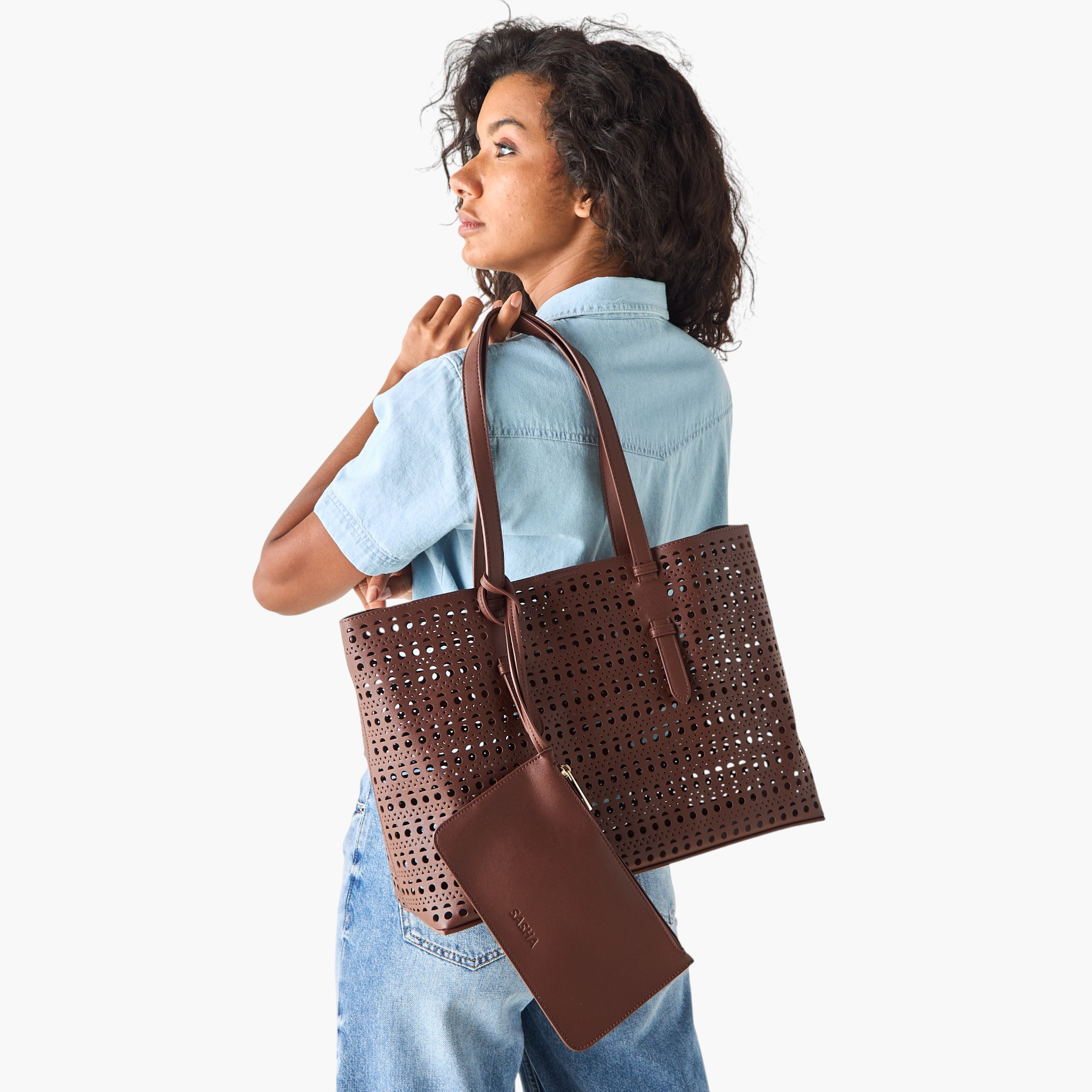 شنطة تسوق بتفاصيل مفرغة مع محفظة تيا من ساشا-women-bagsandwallets-handbags-image-2