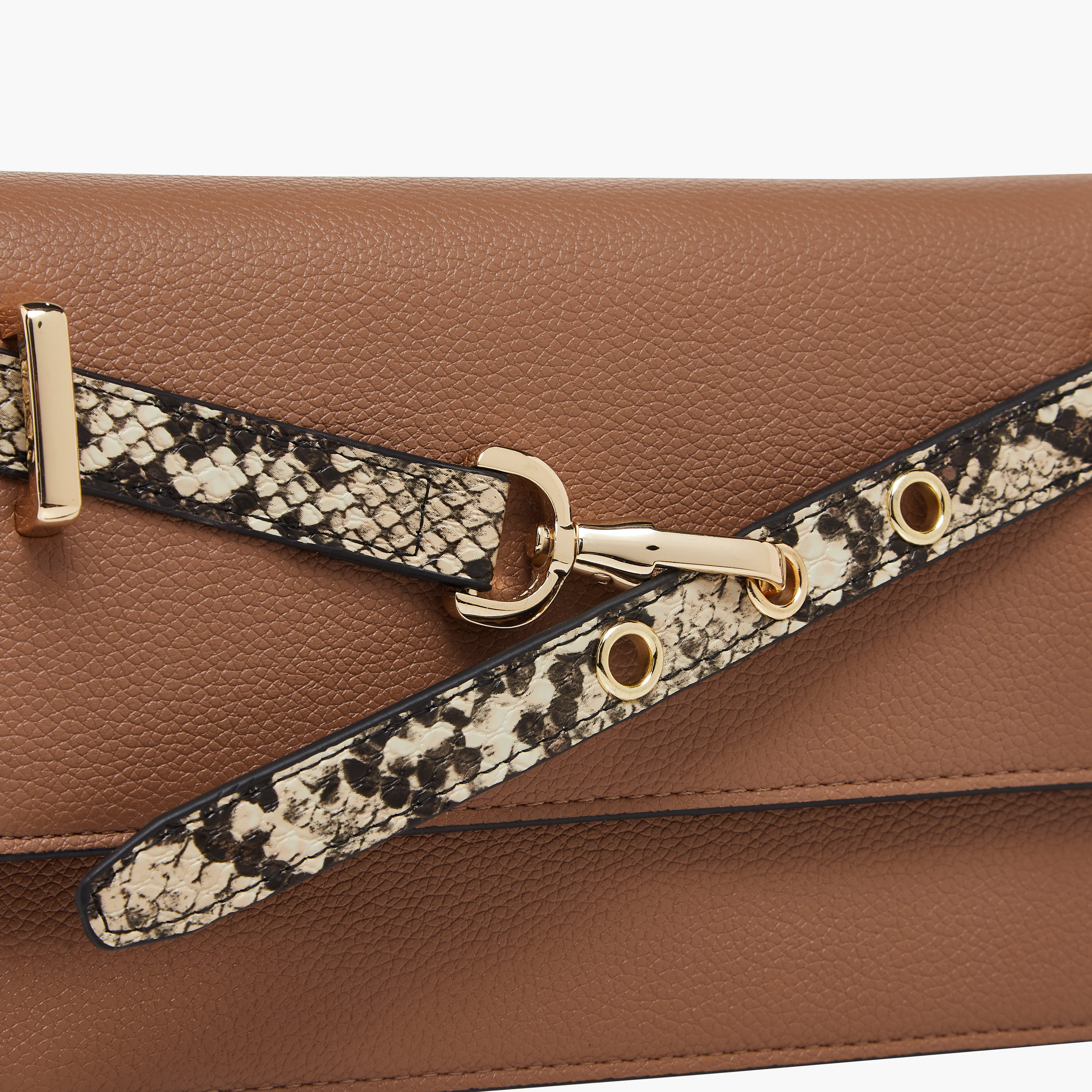 شنطة كروس بودي بتفاصيل حزام بارز الملمس بتصميم جلد الحيوانات وبحمالة سلسلة من ساشا-women-bagsandwallets-handbags-image-5