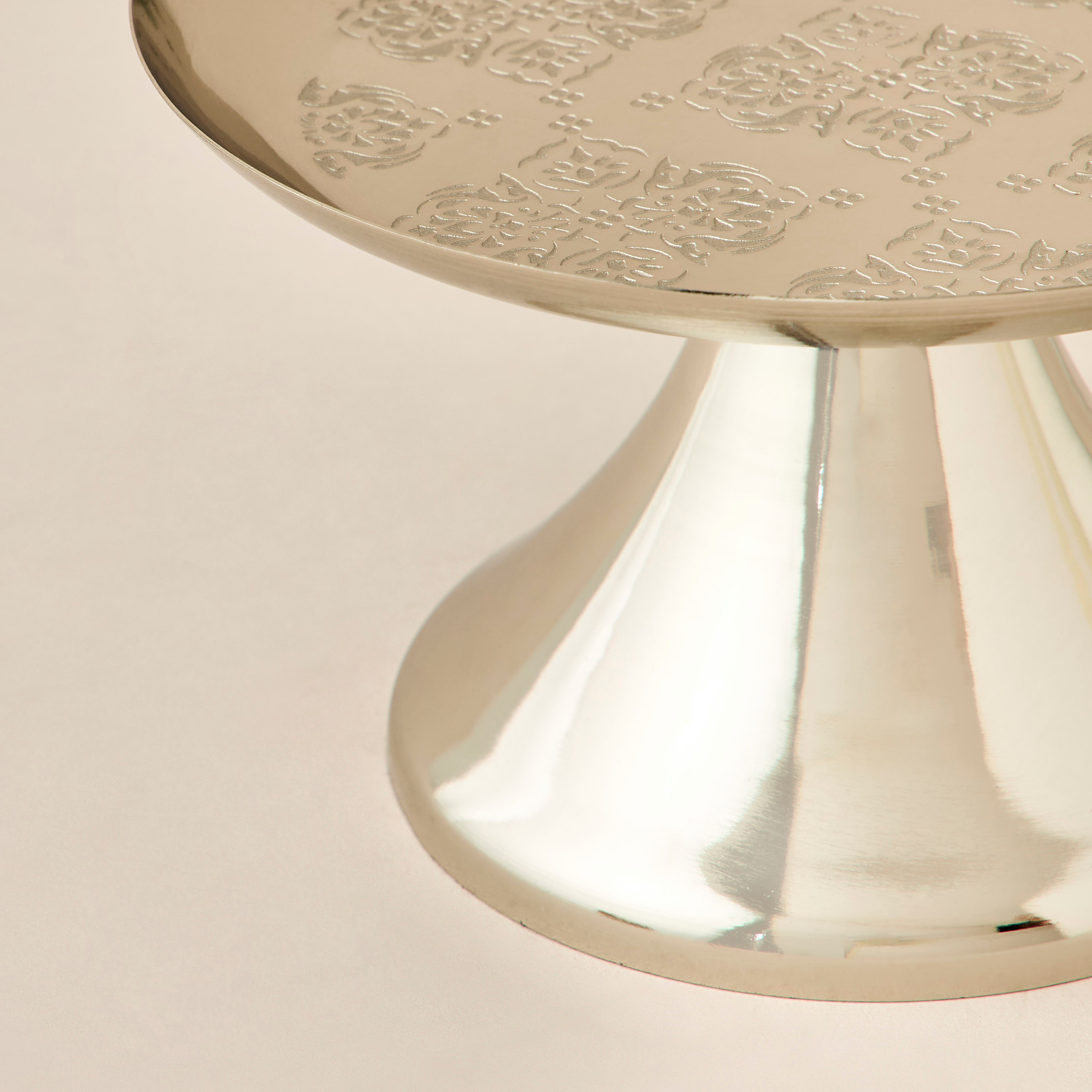 حامل كيك معدني بقدم ونقوش - 20 سم-household-dining-serveware-cakestands-image-4