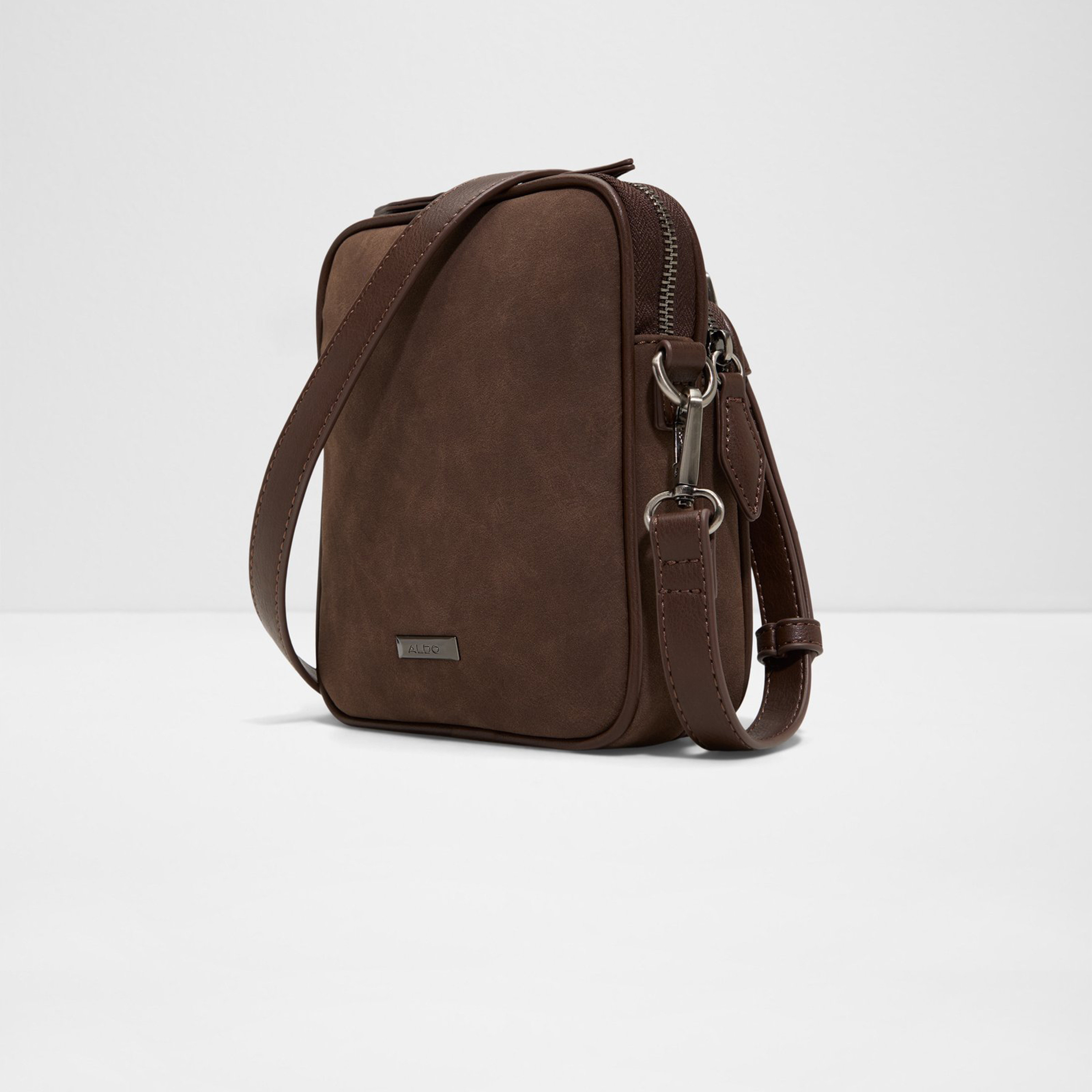 ألدو- شنطة كروس تومبسو سادة مع سحاب للإغلاق وحزام قابل للتعديل-men-bags-image-3