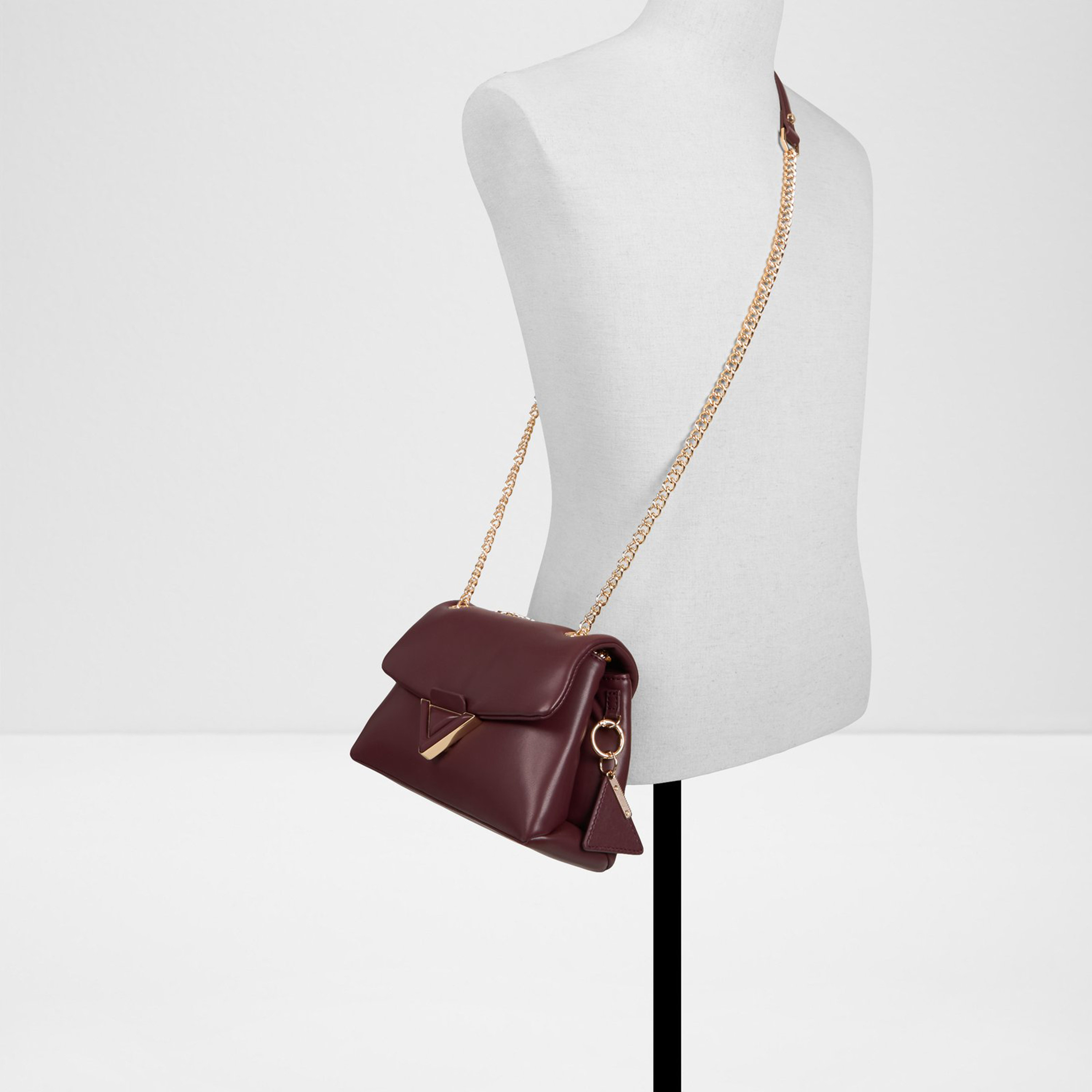 ألدو- شنطة كروس  سوفت بوف سادة مع قفل قابل للطي وحزام سلسلة-women-bagsandwallets-handbags-image-9
