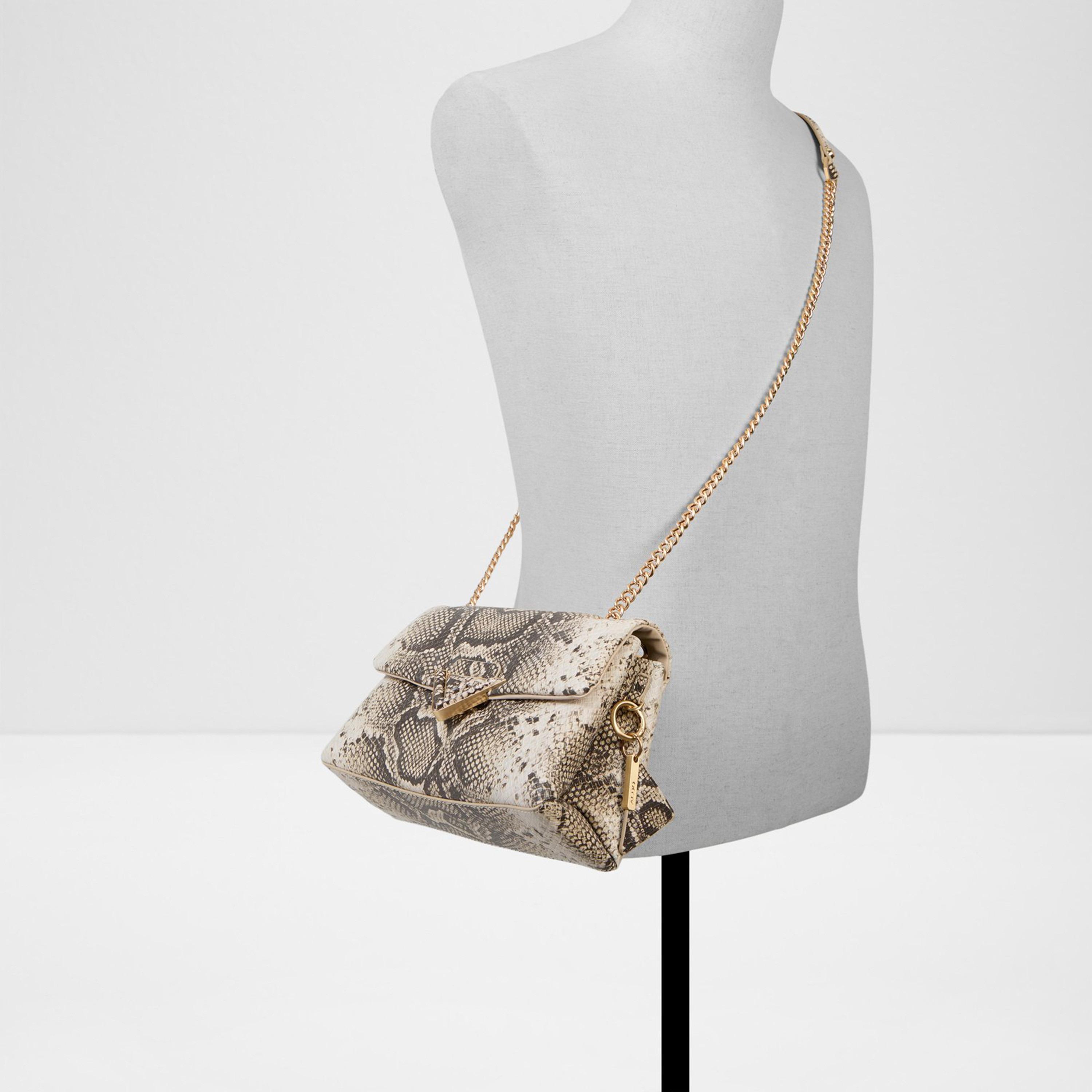 ألدو- شنطة كروس  سوفت بوف سادة مع قفل قابل للطي وحزام سلسلة-women-bagsandwallets-handbags-image-4