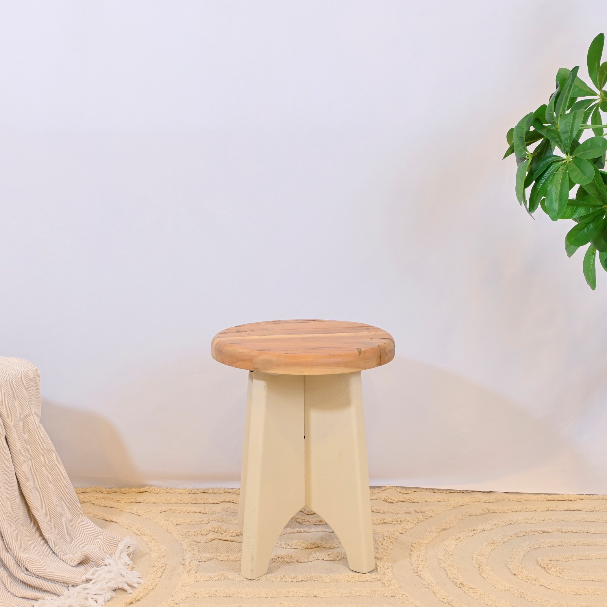 طاولة زينة بسطح خشب صنعت بواسطة لايف ستايل-furniture-livingroom-sideandendtables-image-1