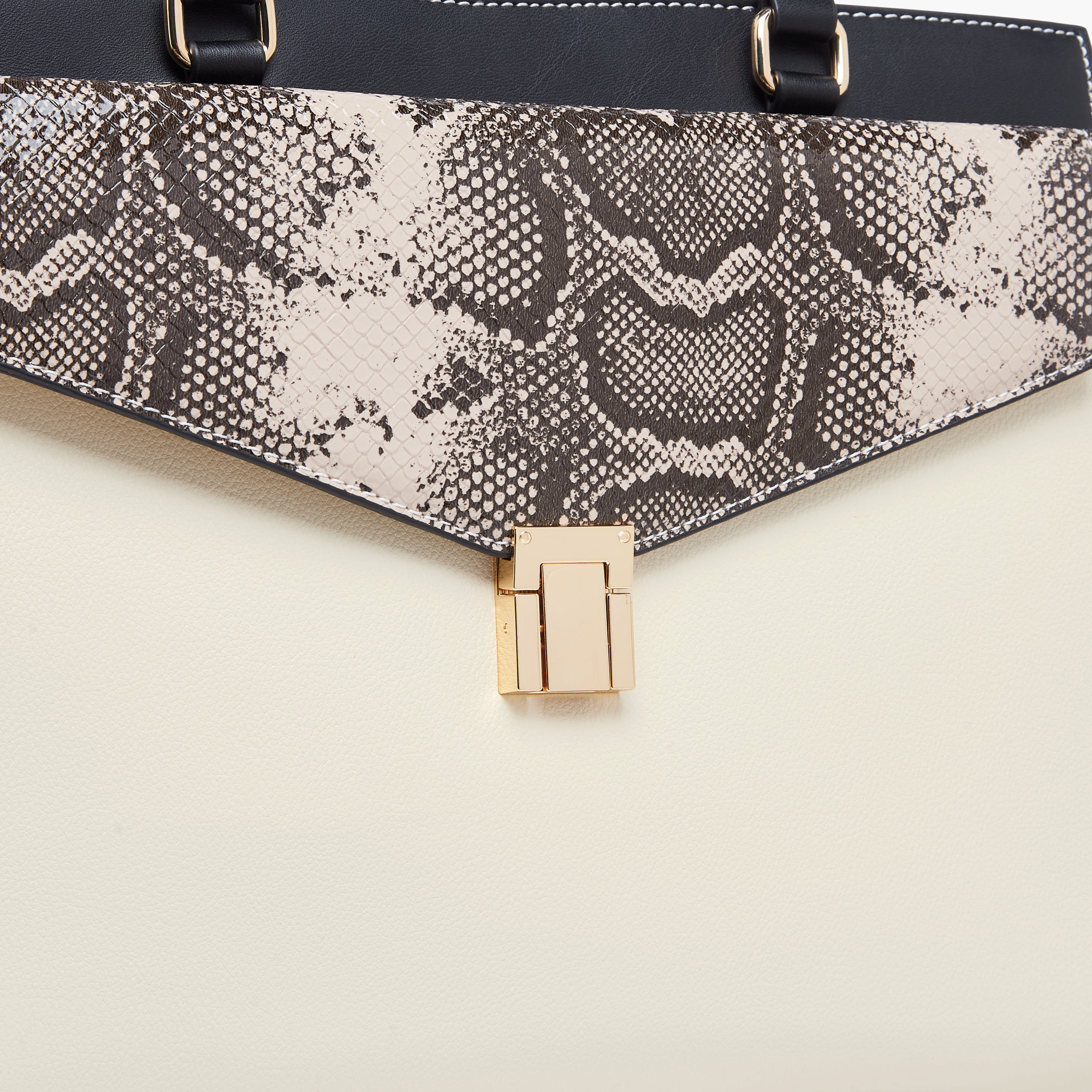 شنطة ساتشيل بارزة الملمس بتصميم جلد حيوان وبحزام قابل للفصل من ساشا-women-bagsandwallets-handbags-image-5