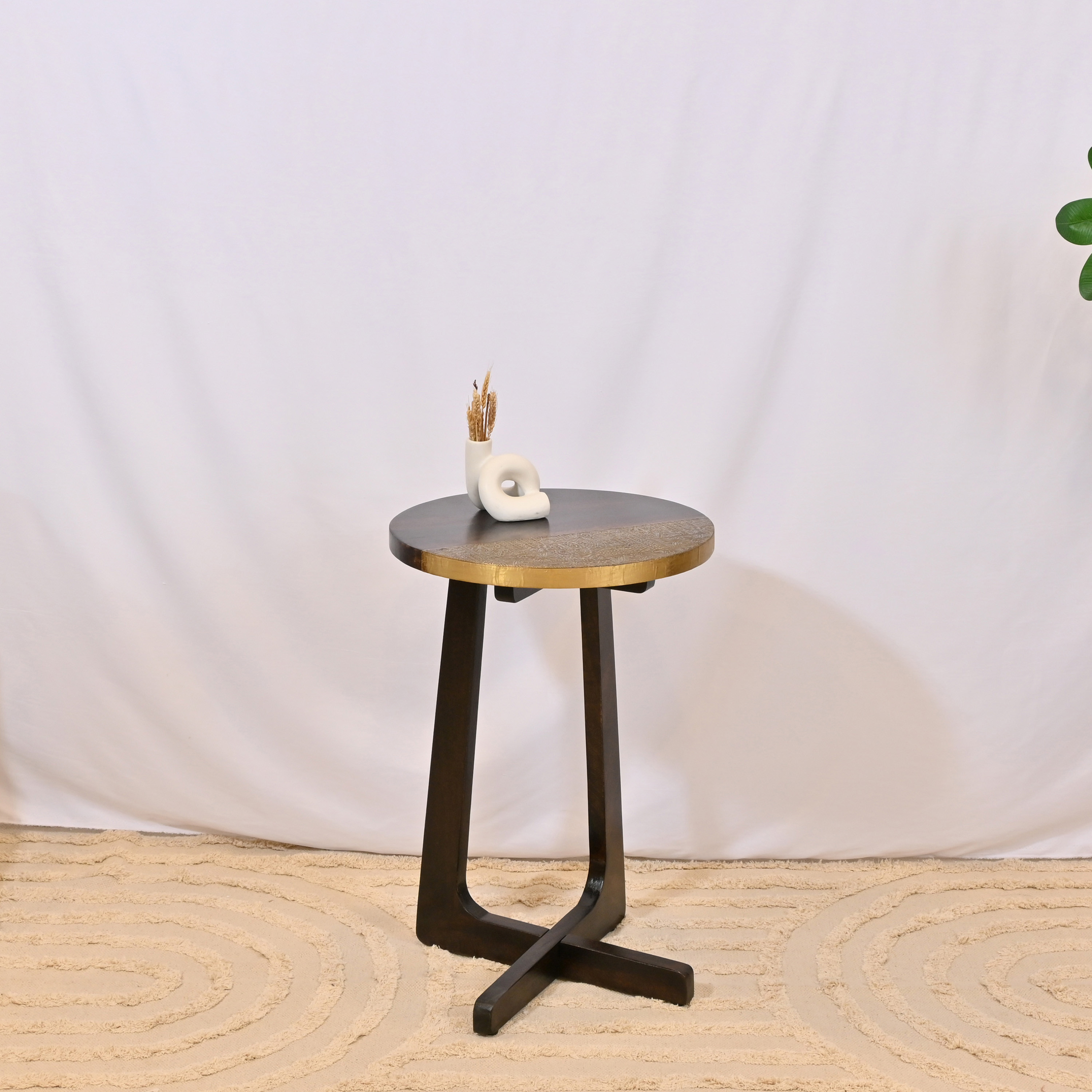 طاولة جانبية بسطح خشب مستدير وزينة معدنية من لايف ستايل - 90x45 سم-furniture-livingroom-sideandendtables-image-1