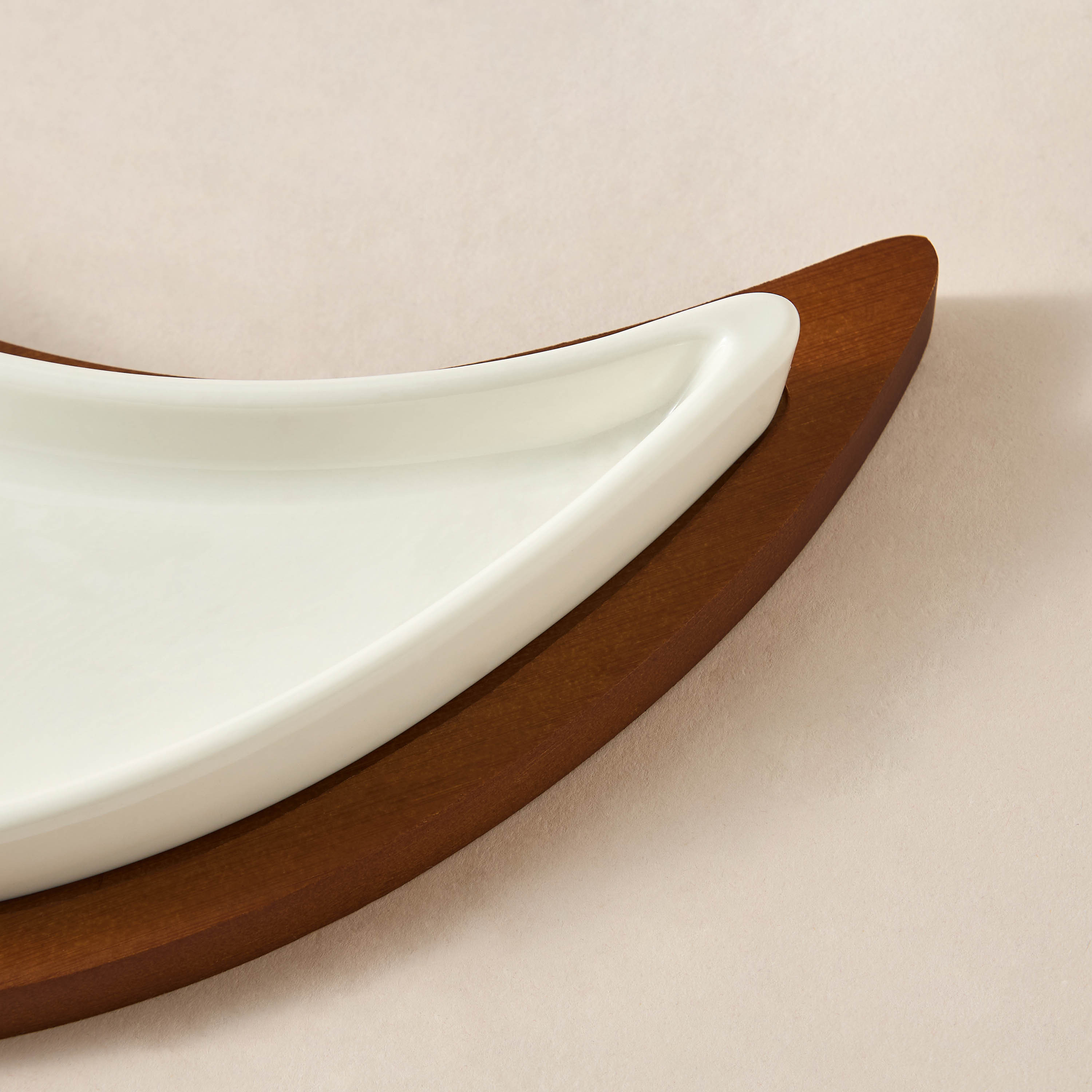صحن تقديم هلالي مع قاعدة خشبية من سفرة-household-dining-serveware-servingplatters-image-3