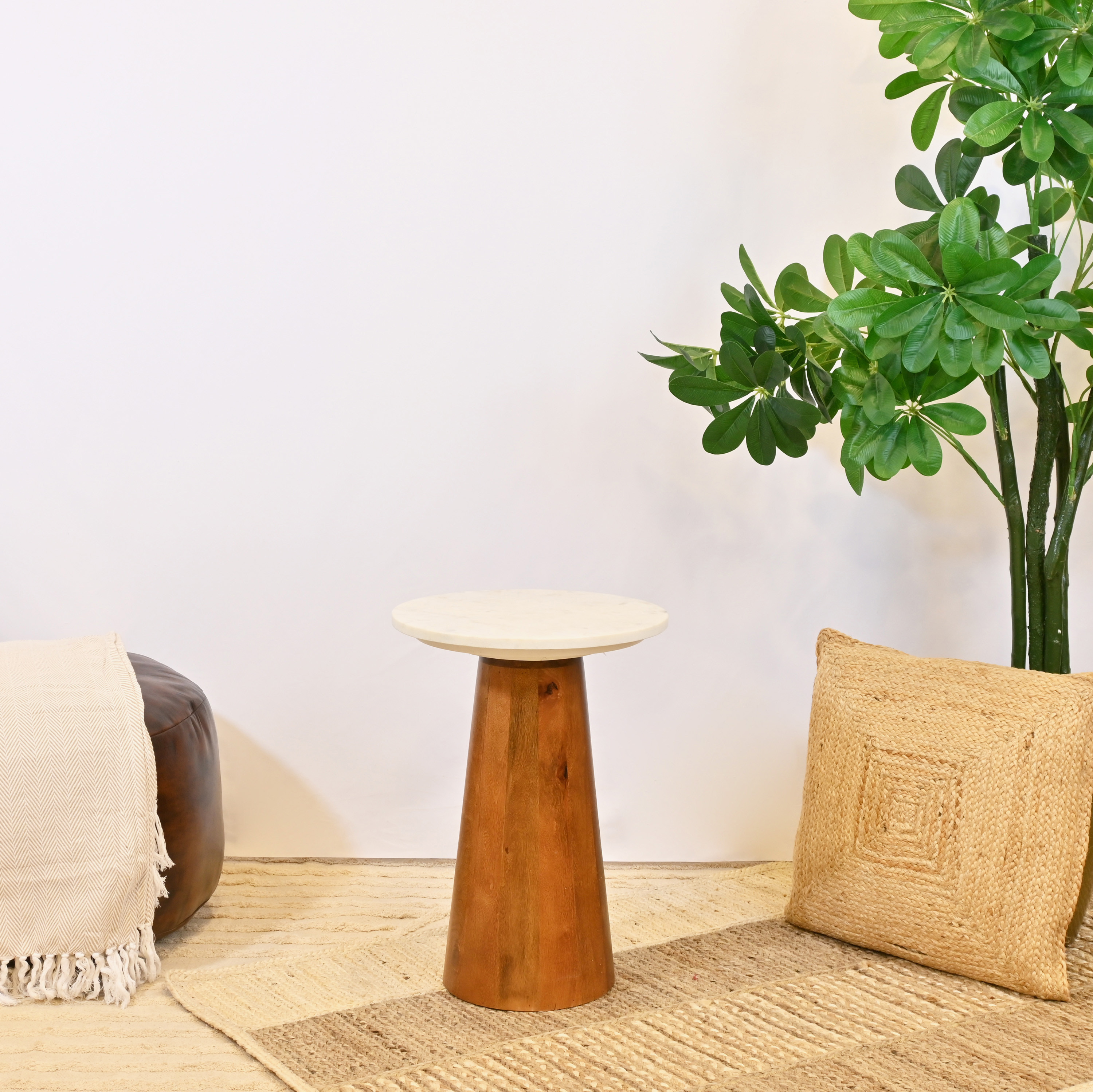 طاولة زينة بسطح رخامي من لايف ستايل-furniture-livingroom-sideandendtables-image-3