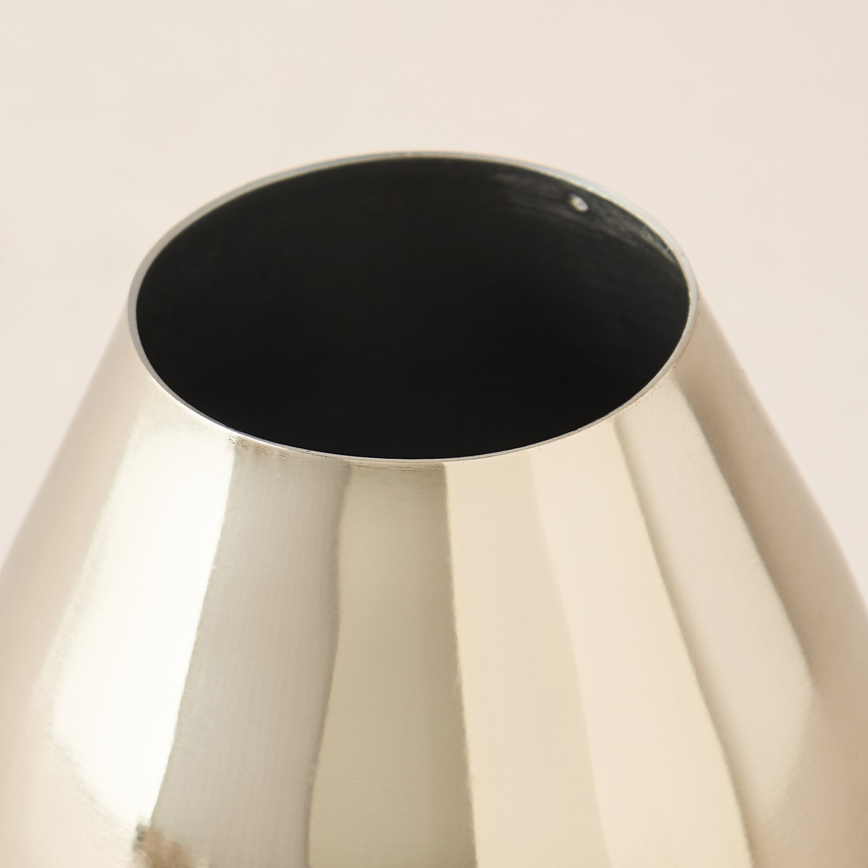 فازة معدنية بنقش نخيل - 8x8x10 سم-household-decor-vasesandbowls-image-3