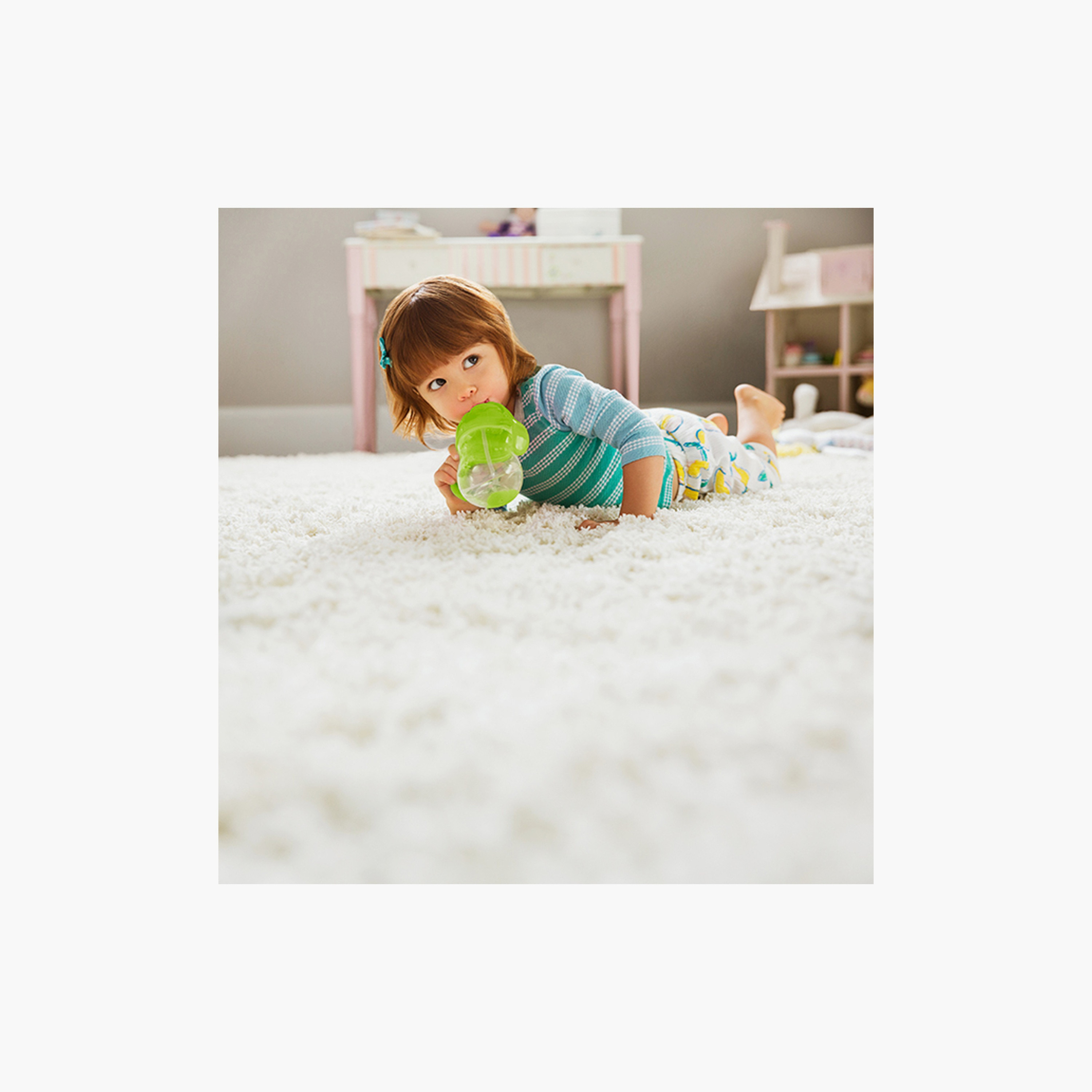 كوب التدريب بالشفاطة الموزونة والقابلة للنقر من أي زاوية - 7 أونصة من مانشكين-baby-feeding-mealtimeessentials-image-3