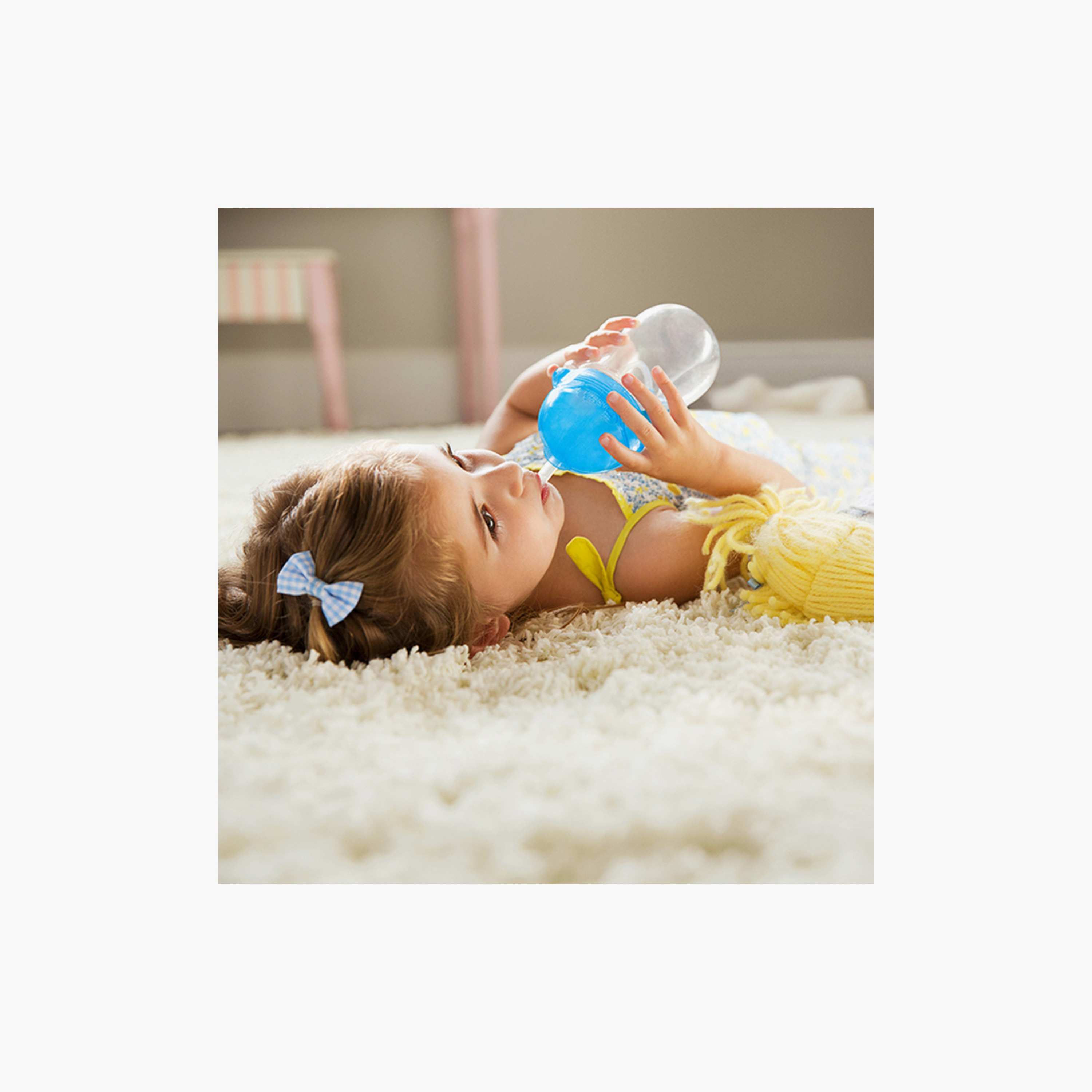 كوب التدريب بالشفاطة الموزونة والقابلة للنقر من أي زاوية - 10 أونصة من مانشكين-baby-feeding-mealtimeessentials-image-6