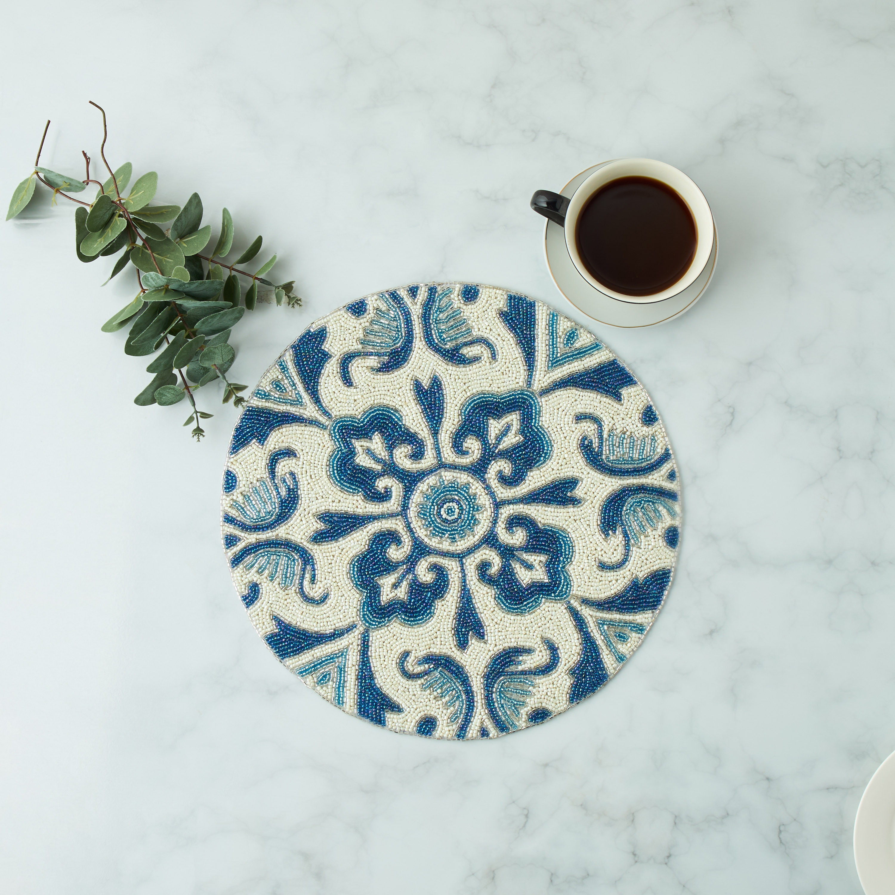 لبادة صحون مستديرة مطرزة بالخرز من أزور-household-dining-tablelinen-placemats-image-2