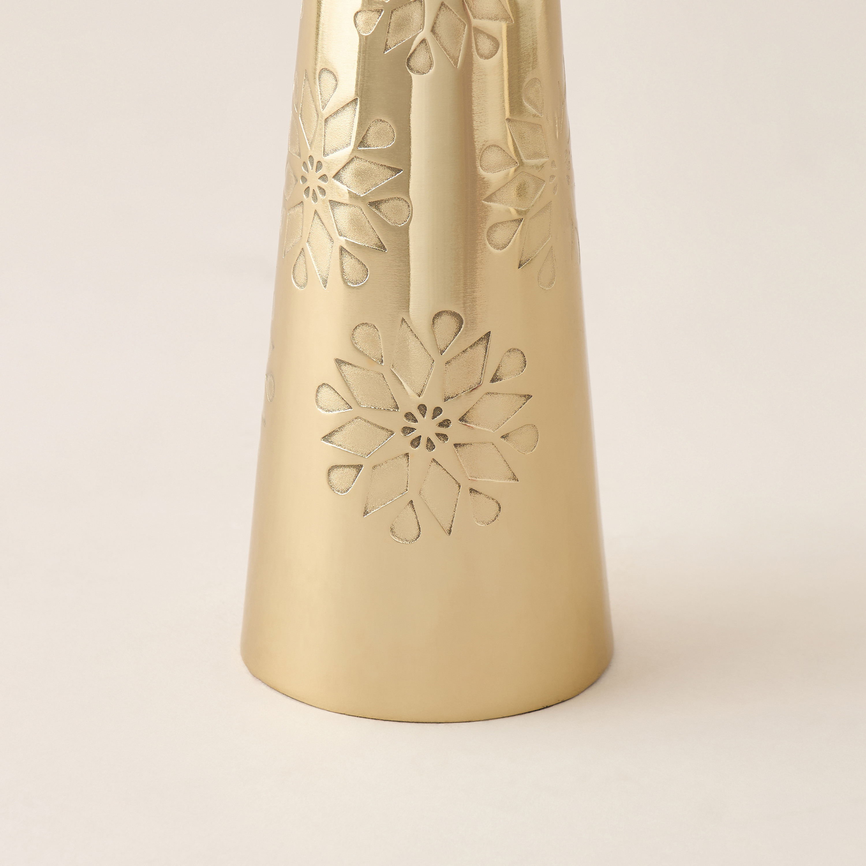 Star Textured Pillar Candleholder - 6 cms-household-decor-candleholdersandlanterns-image-4