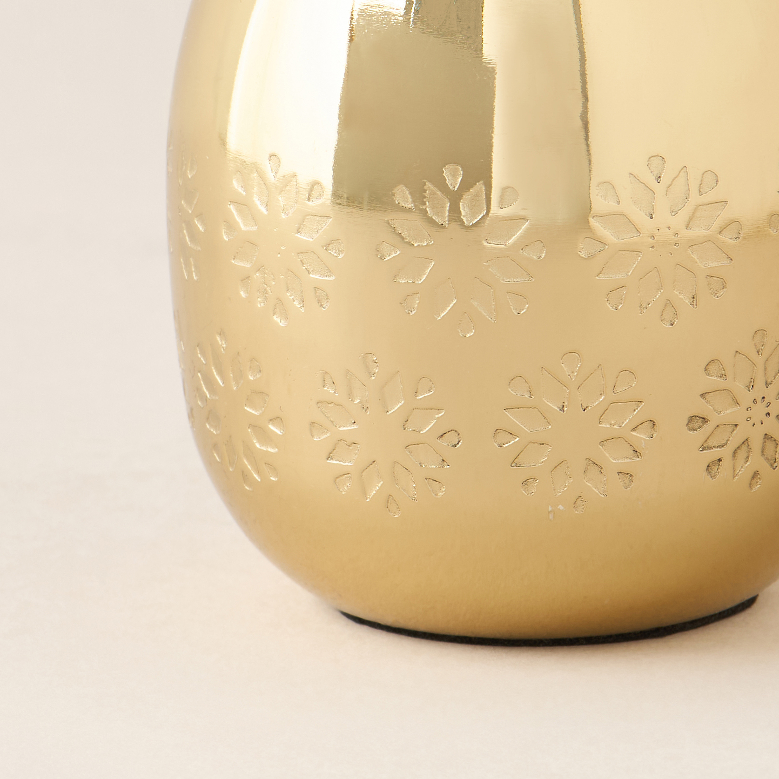 فازة معدنية بملمس نجمة بارز - 8x10 سم-household-decor-vasesandbowls-image-2
