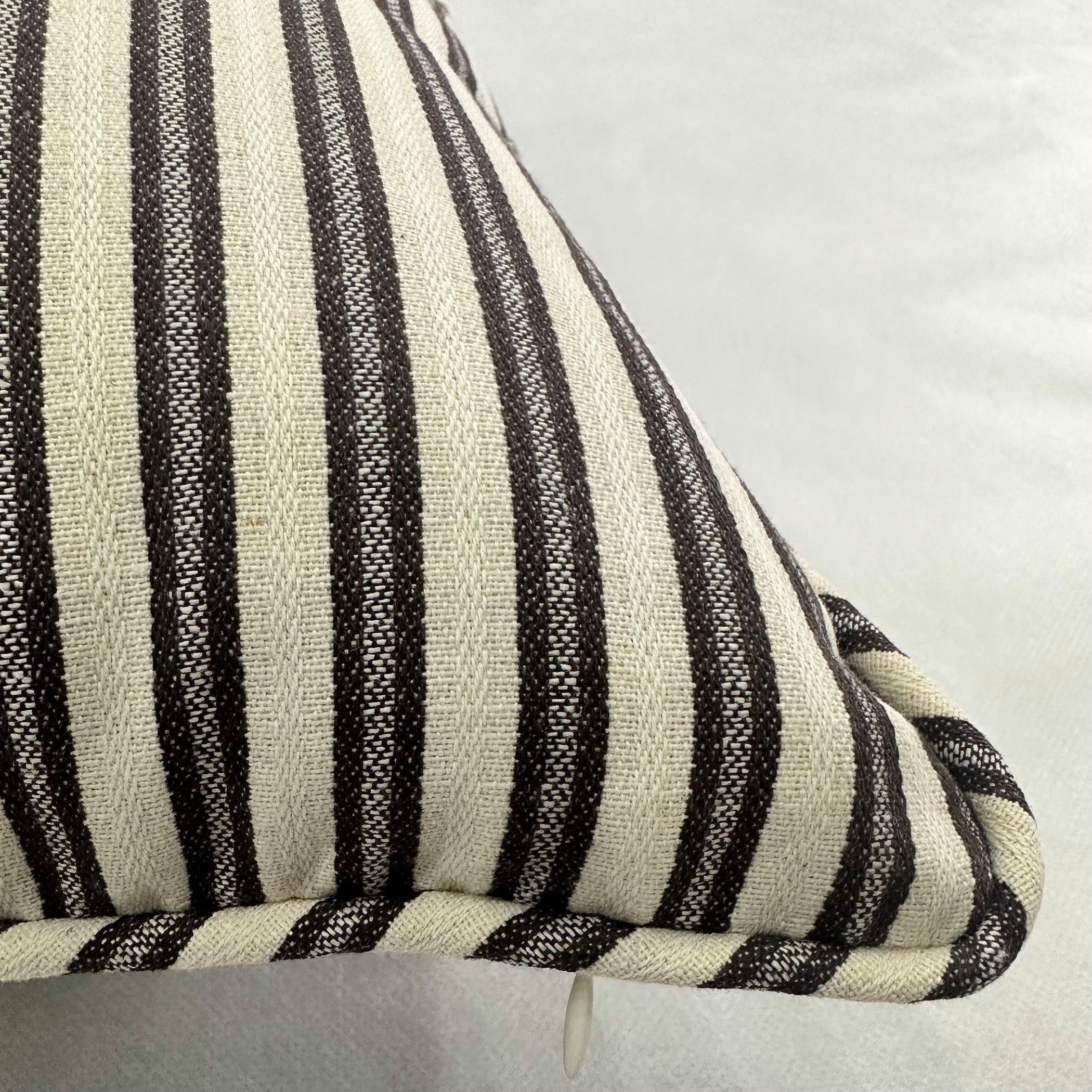 يونيك هوم وسادة ديكور مخططة أسود أبيض-household-cushionsandthrows-filledcushions-decorativecushions-image-3