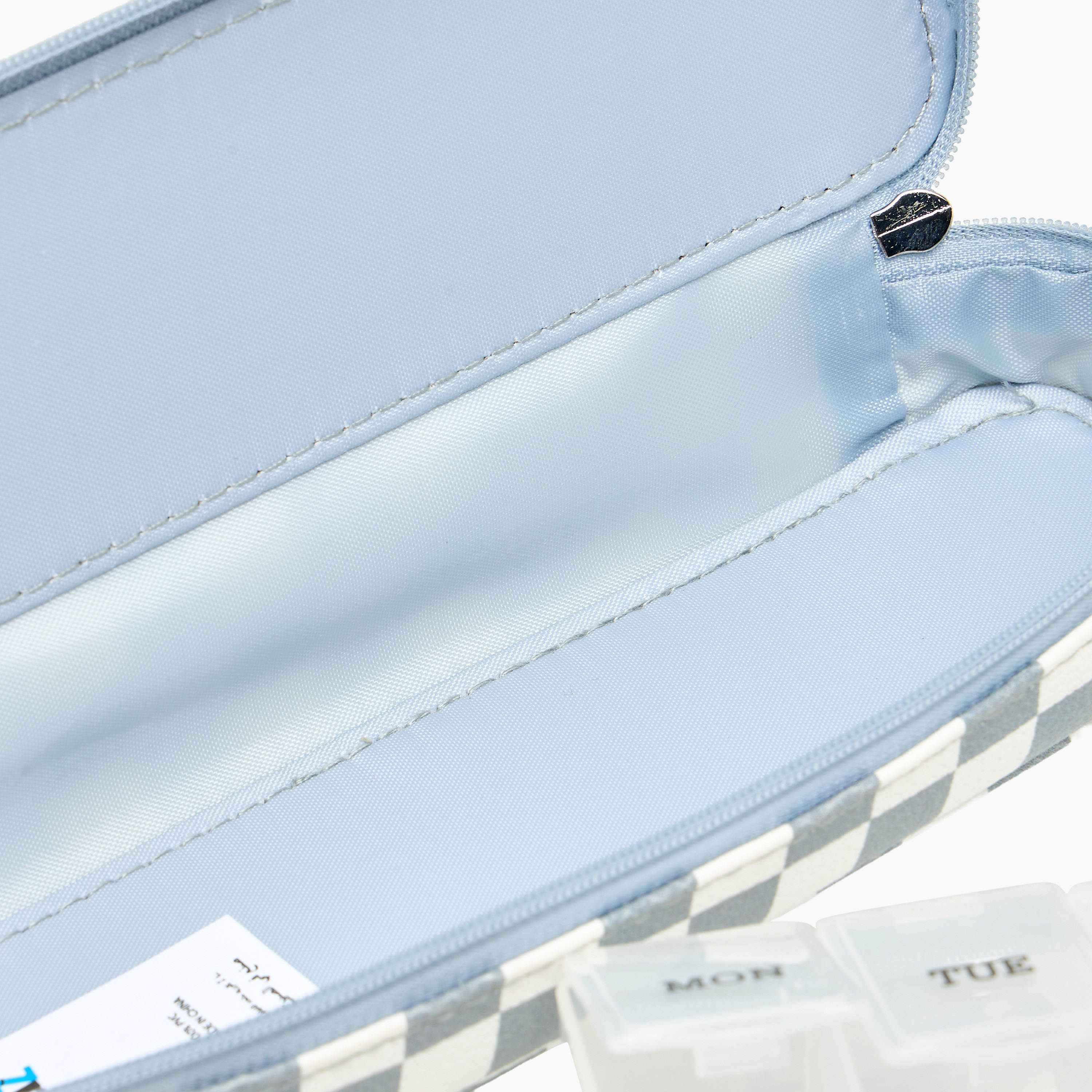 علبة حبوب طويلة بطبعات من فايندز-travel-accessories-image-6