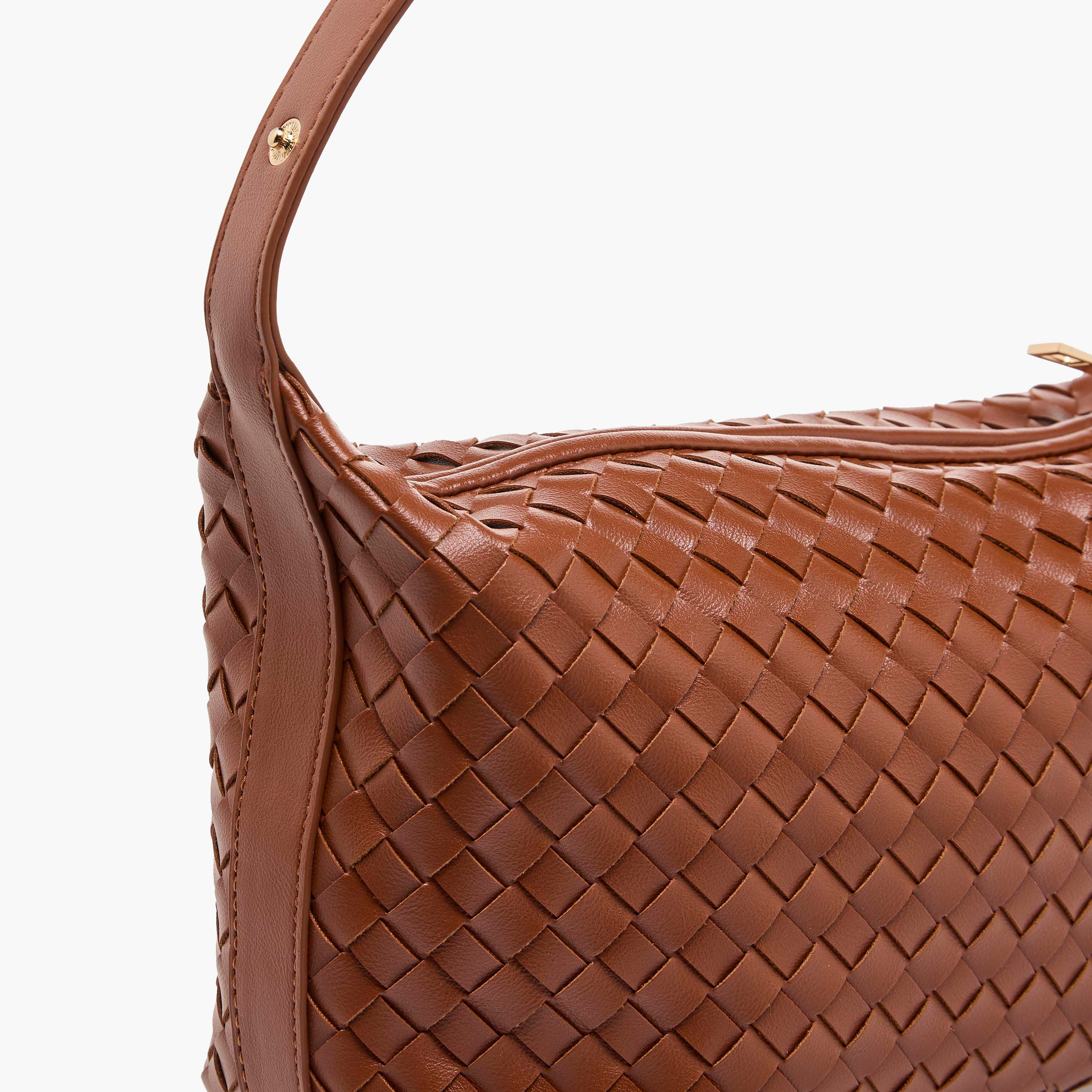 شنطة كتف بارزة الملمس بمقبض حزام تيا من ساشا-women-bagsandwallets-handbags-image-6