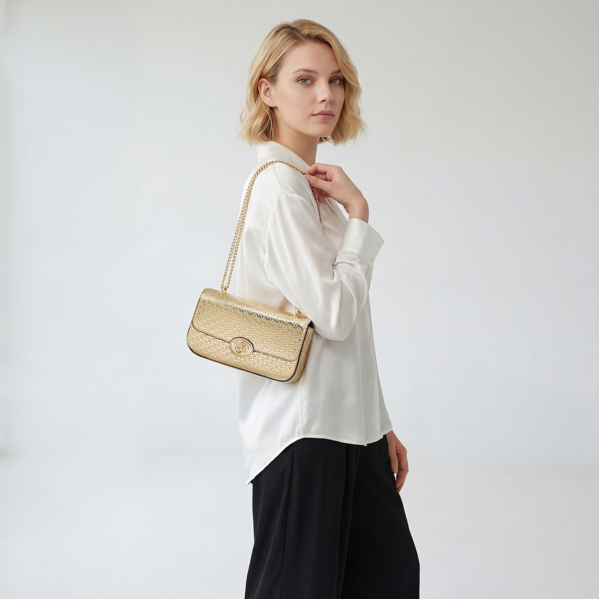 شنطة كروس بودي بنقوش مونوجرام وحزام سلسلة من سيليست-women-bagsandwallets-handbags-image-2