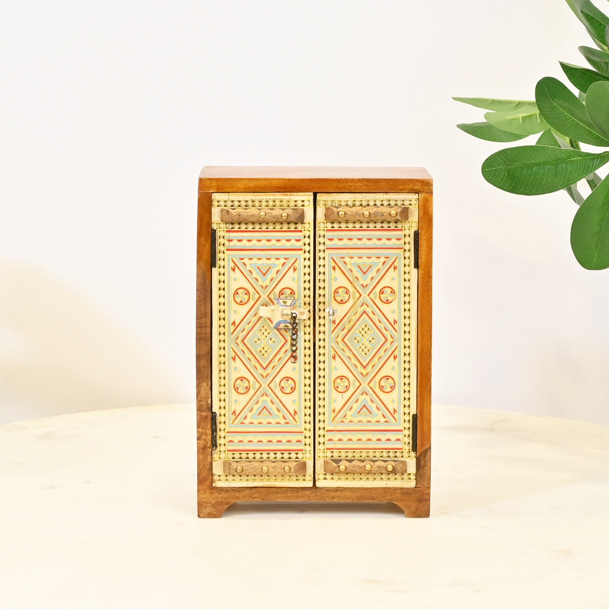 خزانة خشبية مزخرفة للتخزين-household-decor-boxesandtrays-image-1