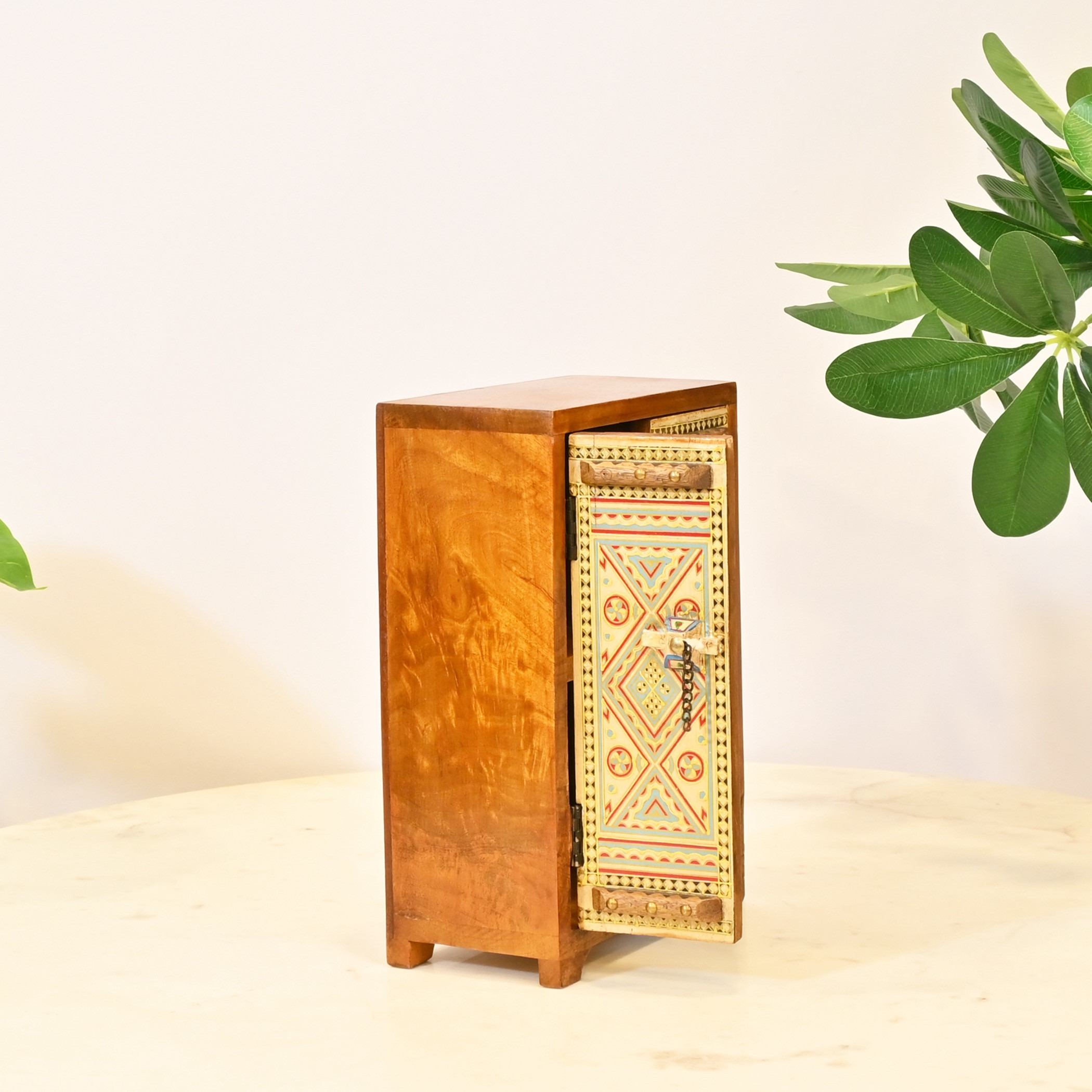خزانة خشبية مزخرفة للتخزين-household-decor-boxesandtrays-image-3