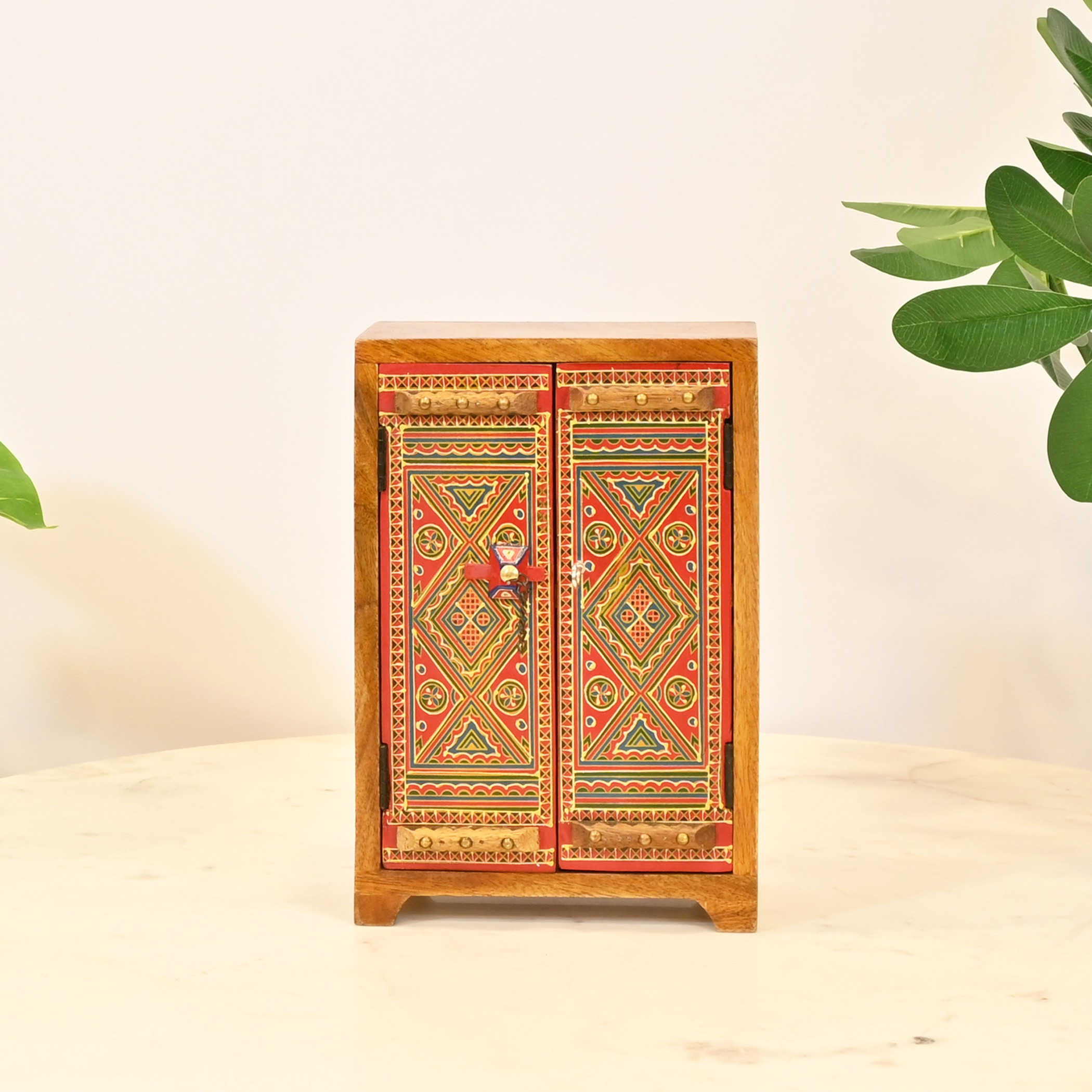 خزانة خشبية مزخرفة بتصميم هندسي-household-decor-boxesandtrays-image-1