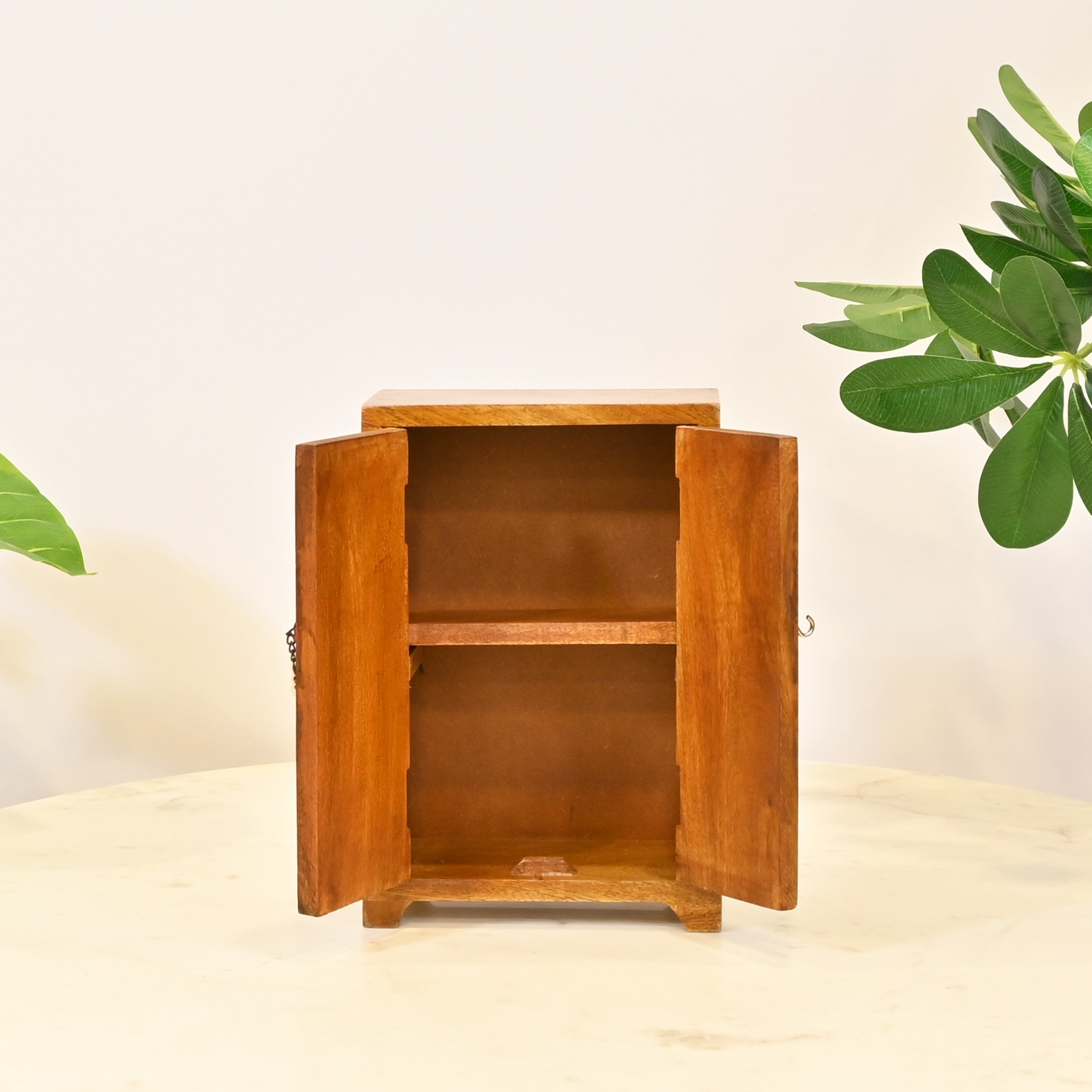 خزانة خشبية مزخرفة بتصميم هندسي-household-decor-boxesandtrays-image-2