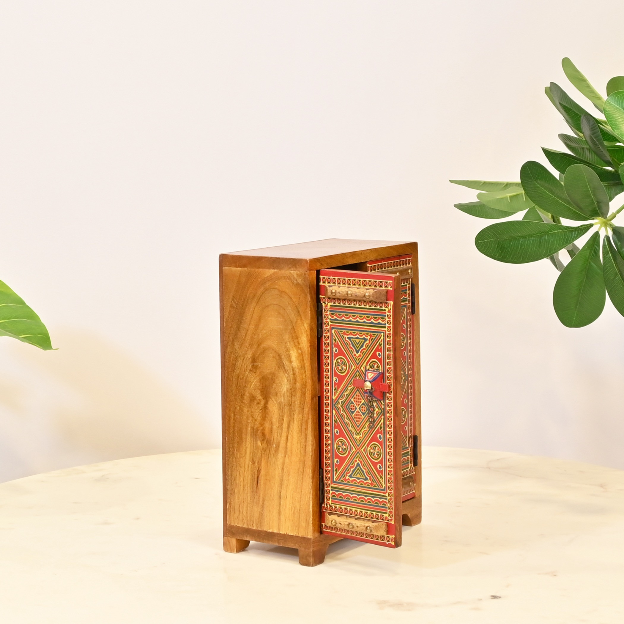 خزانة خشبية مزخرفة بتصميم هندسي-household-decor-boxesandtrays-image-3