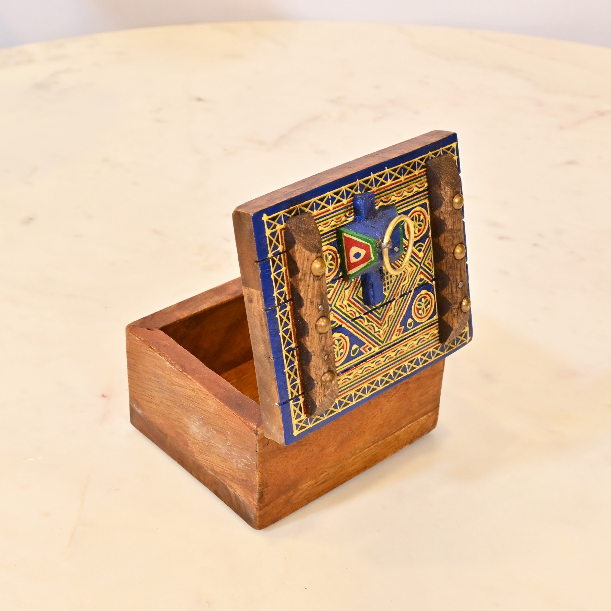صندوق تخزين خشبي مزخرف تقليدي-household-decor-boxesandtrays-image-4